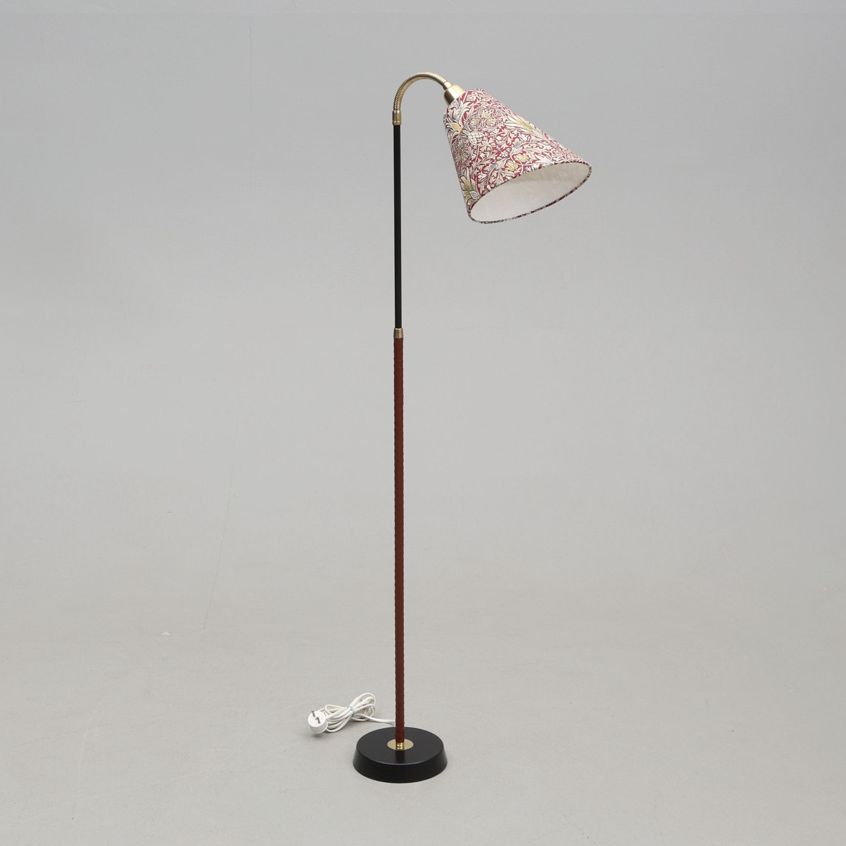 GOLVLAMPA. Retro, 1950-tal, läderlindat skaft, mässing, skärm med William Morristyg.