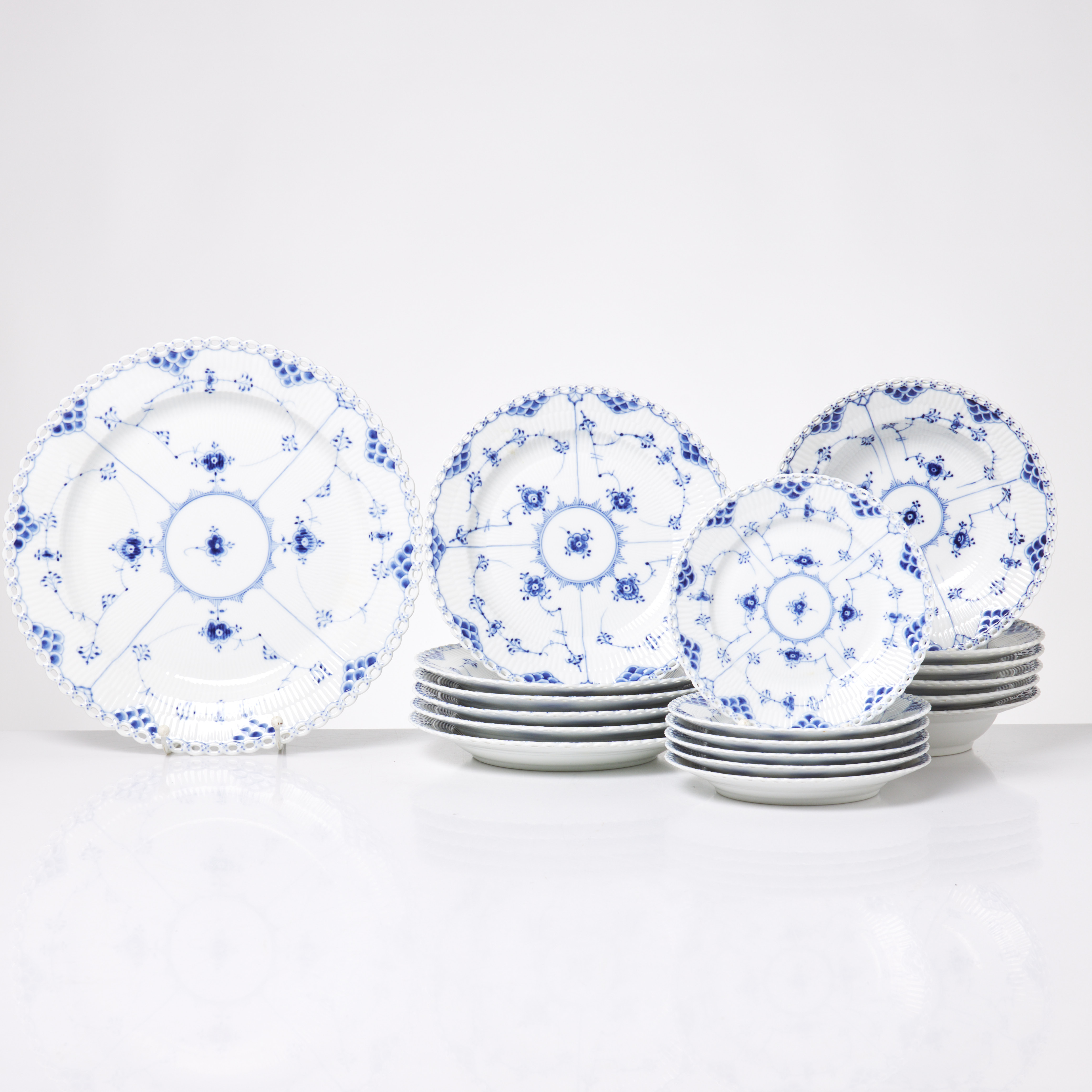 ROYAL COPENHAGEN, Tallrikar/fat, 19 dlr., "Musselmalet", porslin, helblond.