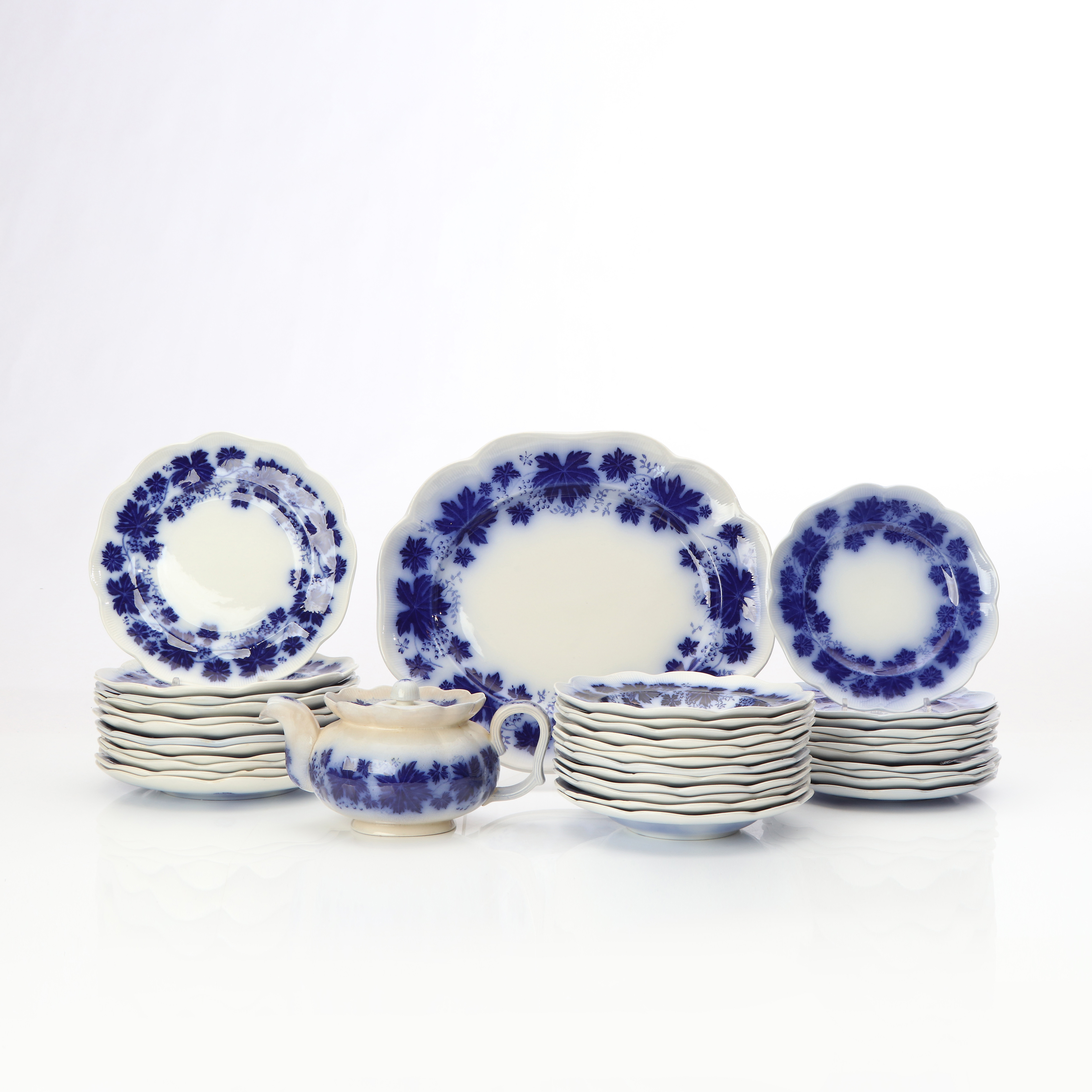 GEFLE, SERVISDELAR, 37 ST. Flintgods. "Vinranka". 1900-talets första hälft.