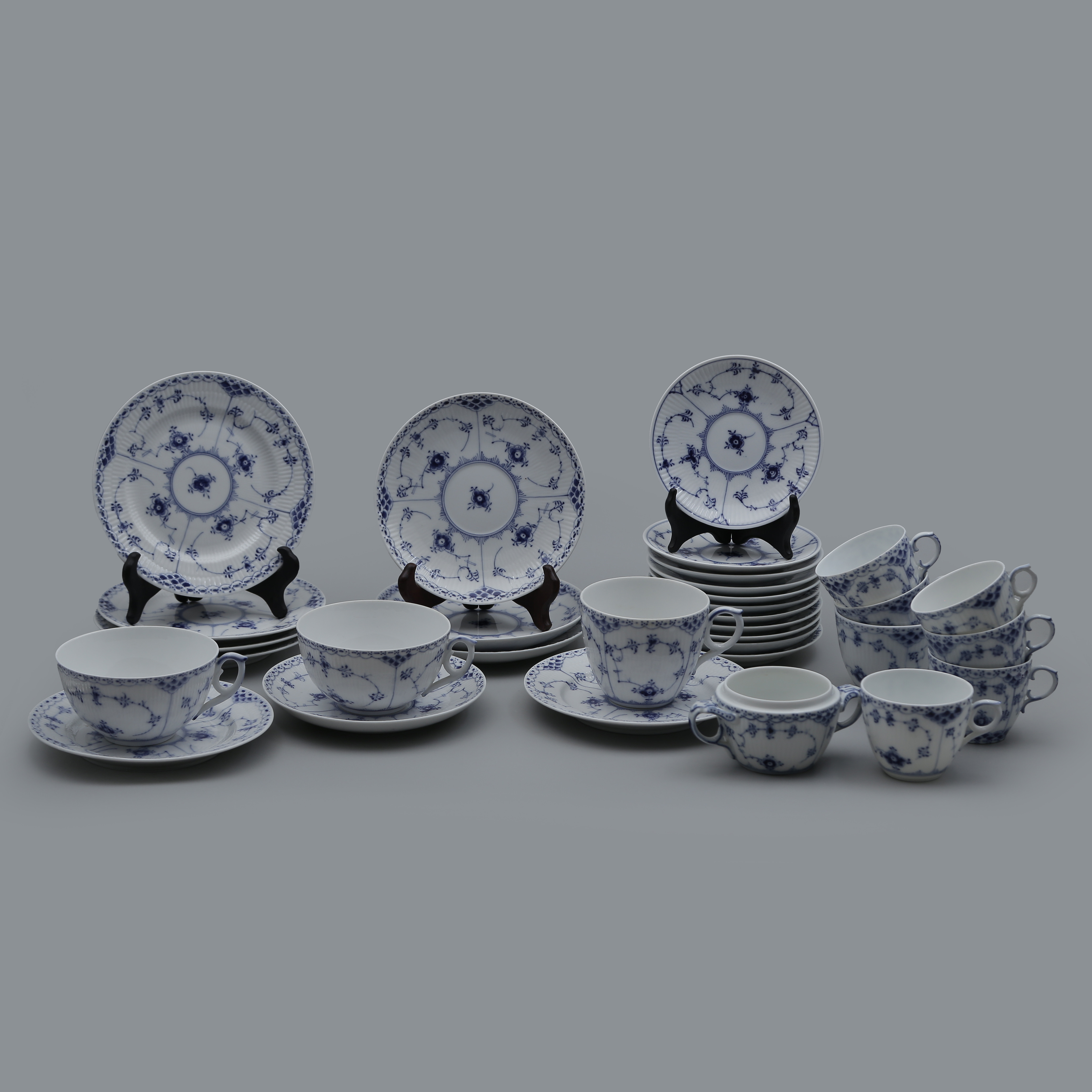 ROYAL COPENHAGEN, DENMARK, MUSSELMALET, STOR SERVIS, 33 DELAR, 1900-TAL.