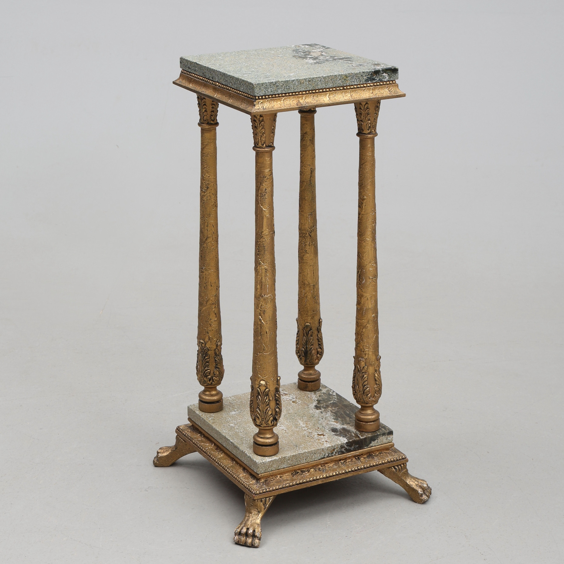 PIEDSTAL. Marmorskiva, lejontassar.