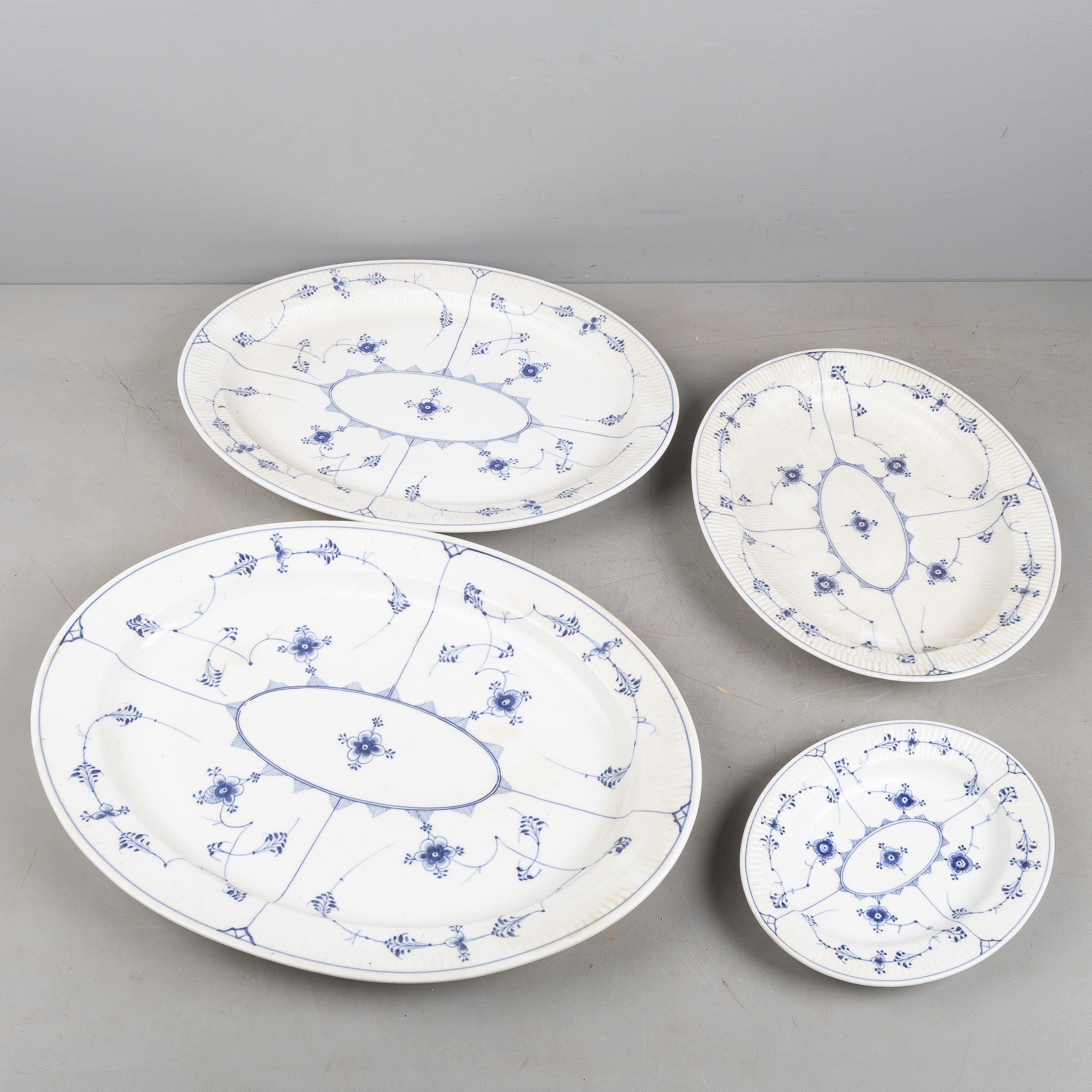 SERVERINGSFAT, 4 stycken "Musselmalet Riflet", Royal Copenhagen, porslin, 1:a & II;a sortering.