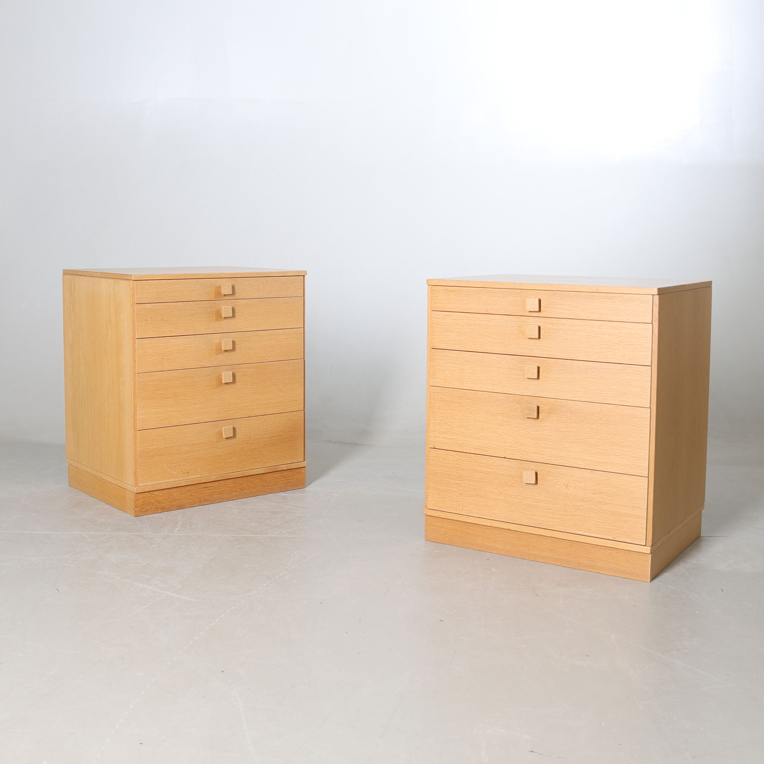 SKÅP, 1 par, underdelar till bokhyllor, "Contenta", Johannesborgs Möbelfabrik A.B., 1900-tal.