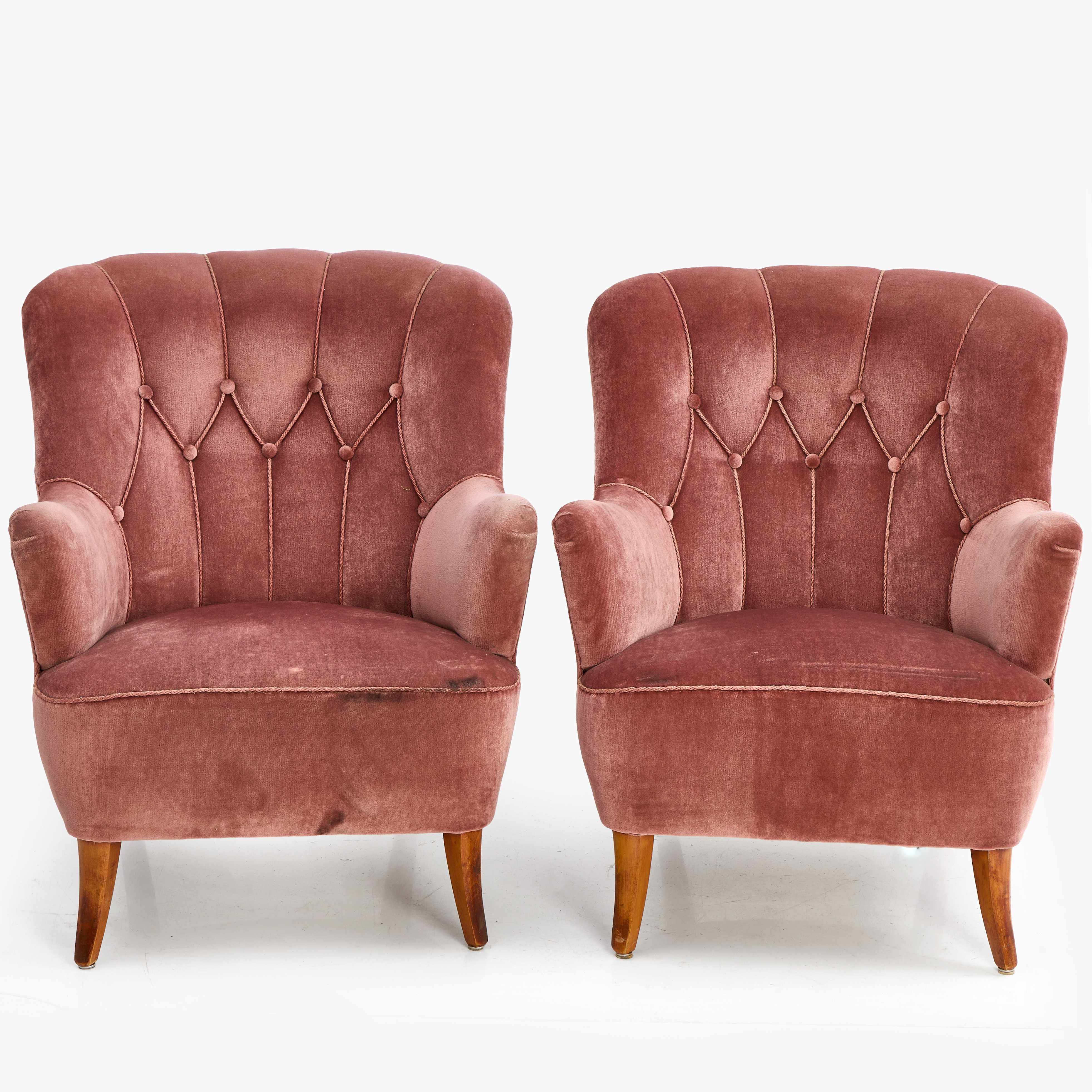 FÅTÖLJER, ett par, 1900-talets mitt, rosa plyschklädsel med djuphäftade knappar och snörning i rygg, betsade ben i trä.