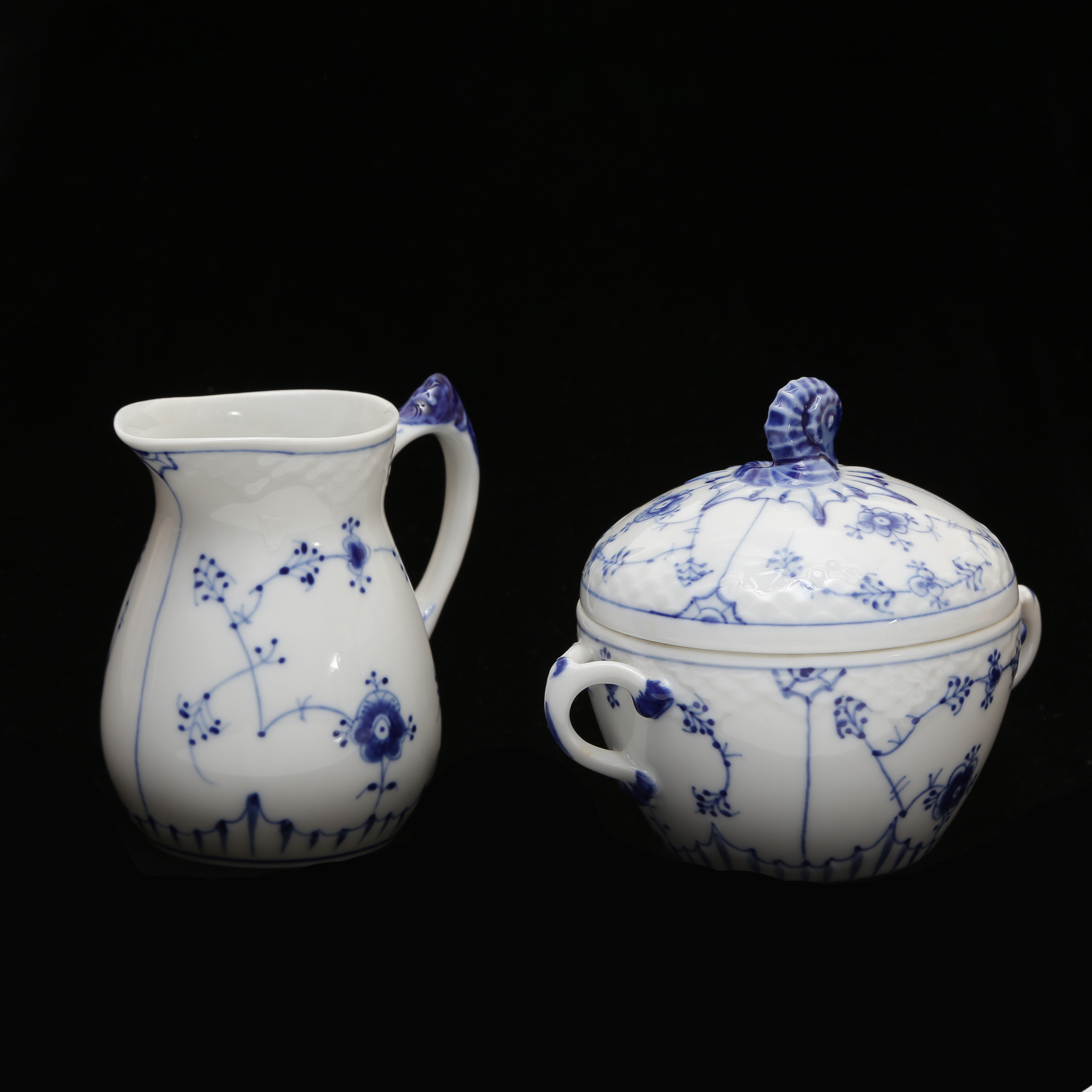 GRÄDDKANNA SAMT SOCKERSKÅL "MUSSELMALET" BING & GRÖNDAHL DENMARK.