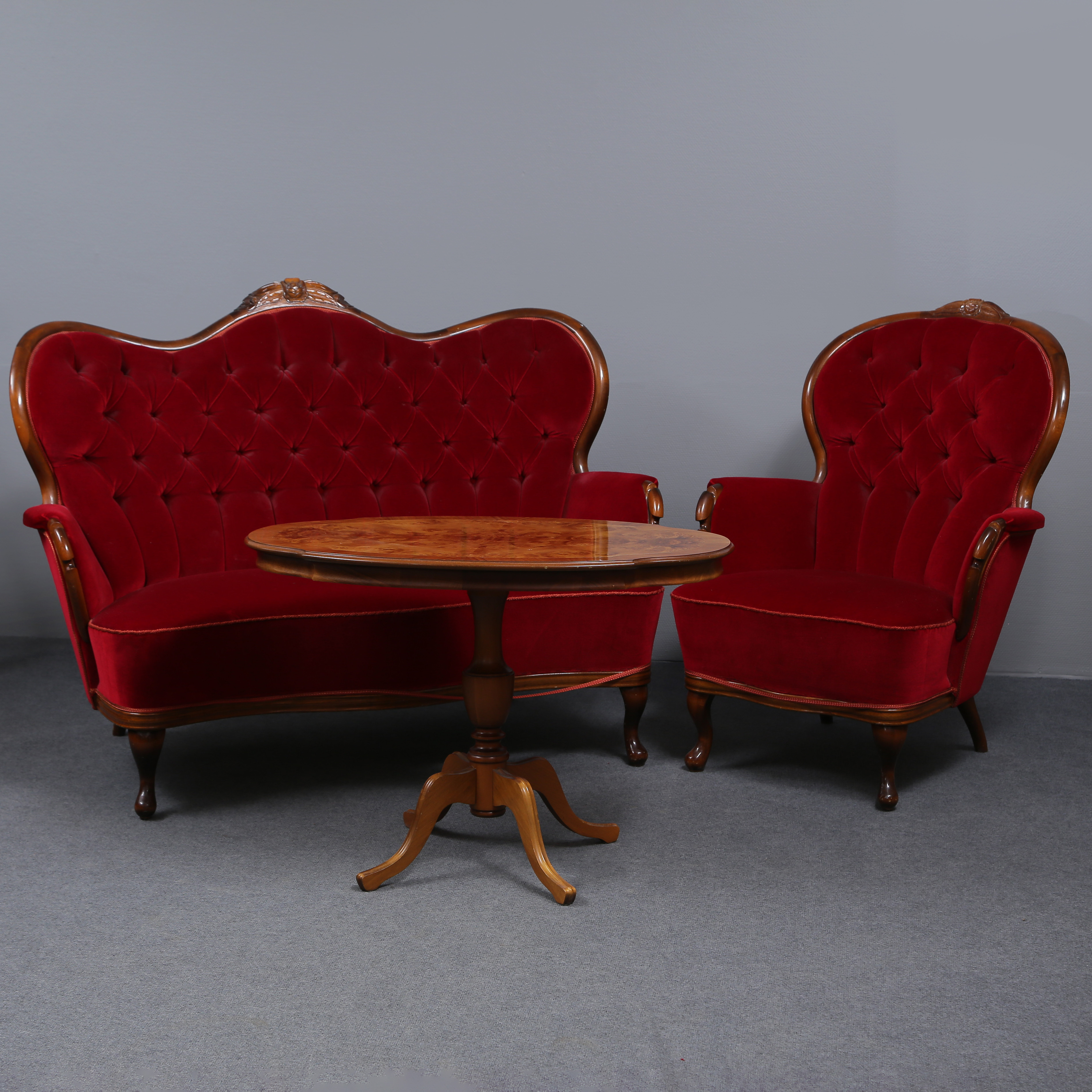 ROKOKOGRUPP. SOFFA, FÅTÖLJ SAMT BORD (ROTFANER), RÖD PLYSCH, STILMÖBEL 1900-TAL.