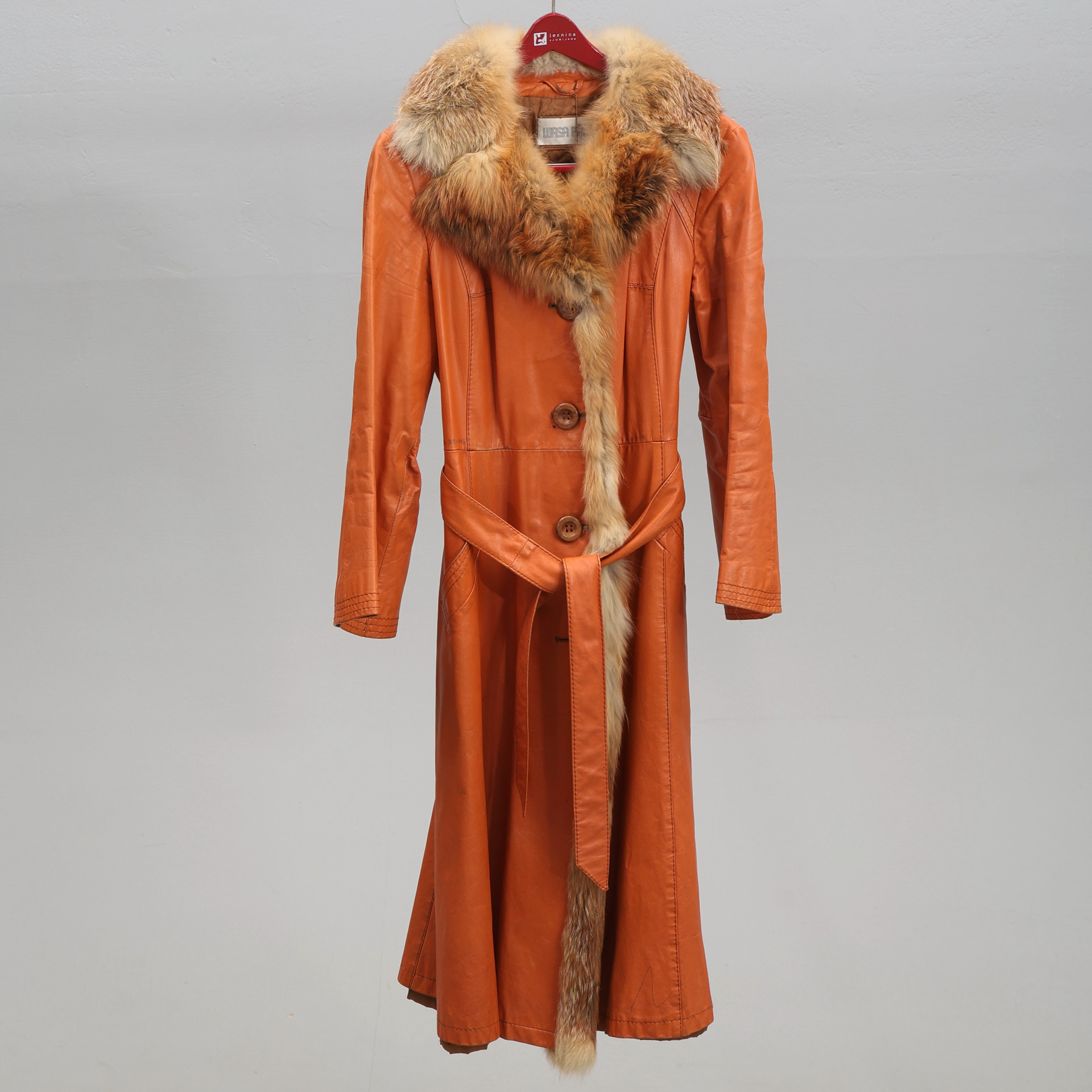 Skinnkappa, med pälskrage rödväv.