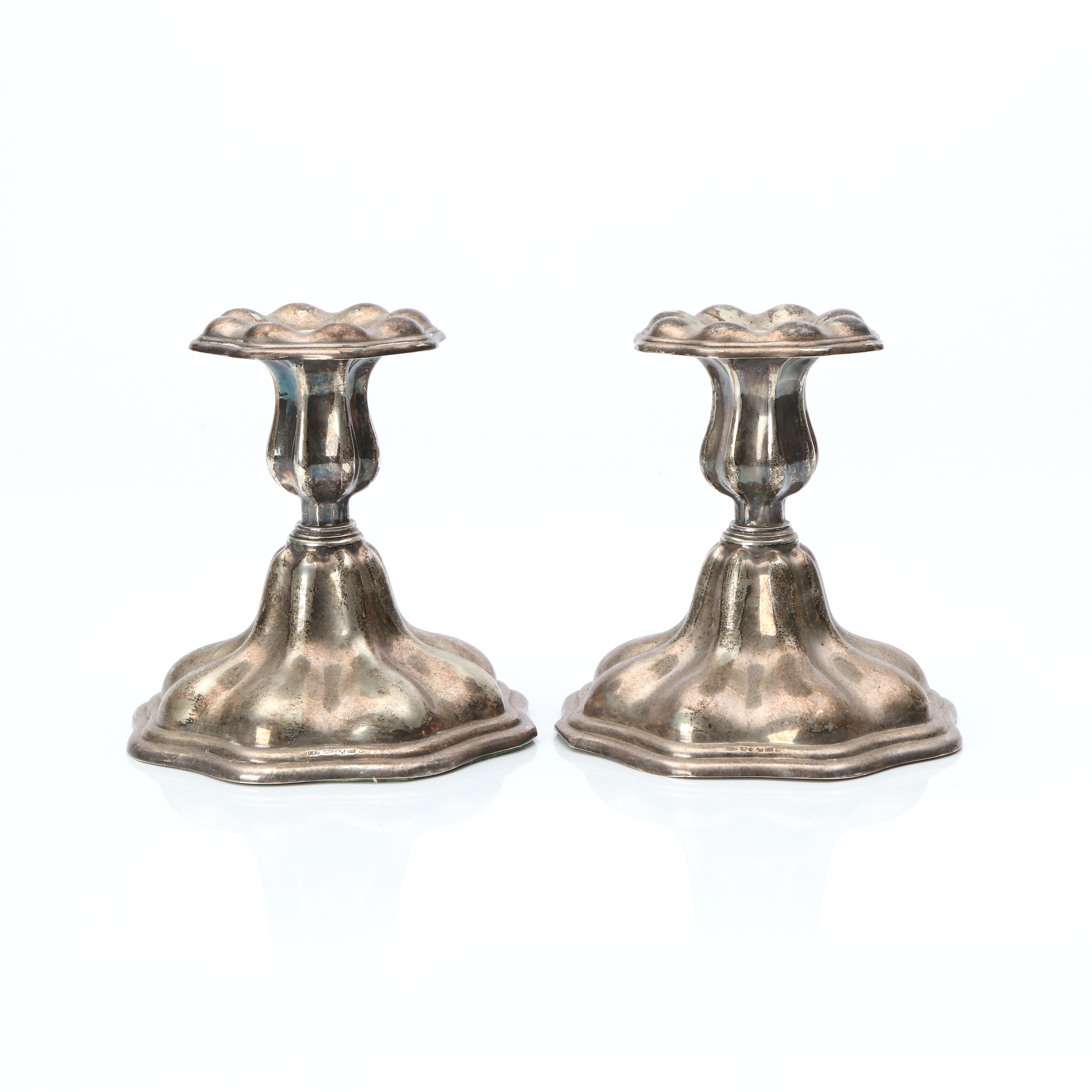 LJUSSTAKAR, ETT PAR. Silver med fyllda fötter. CG Hallberg, Stockholm, 1946.