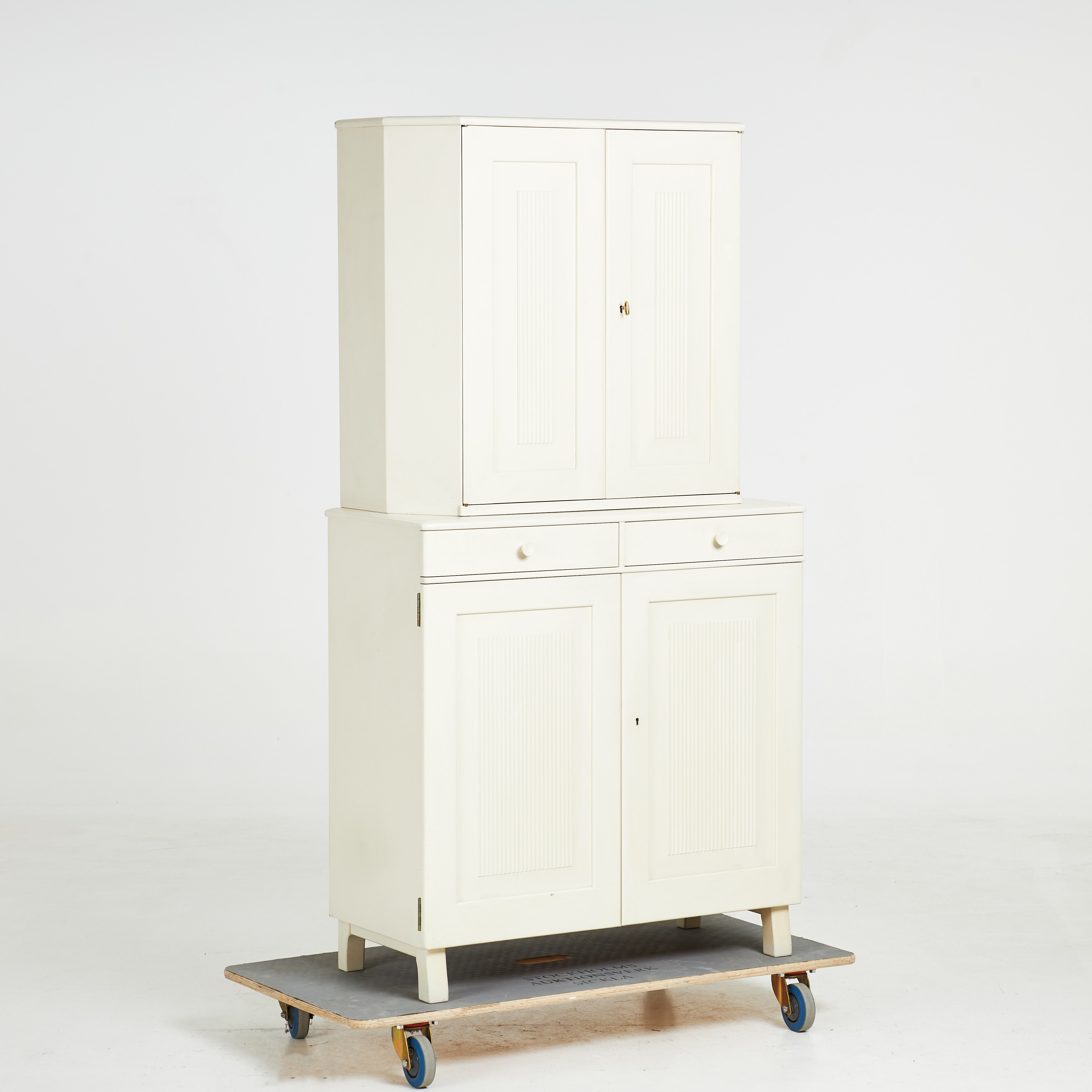 CARL MALMSTEN. SKÅP, "Talavid", tvådelat, vitlackerad, 1900-talets senare hälft.