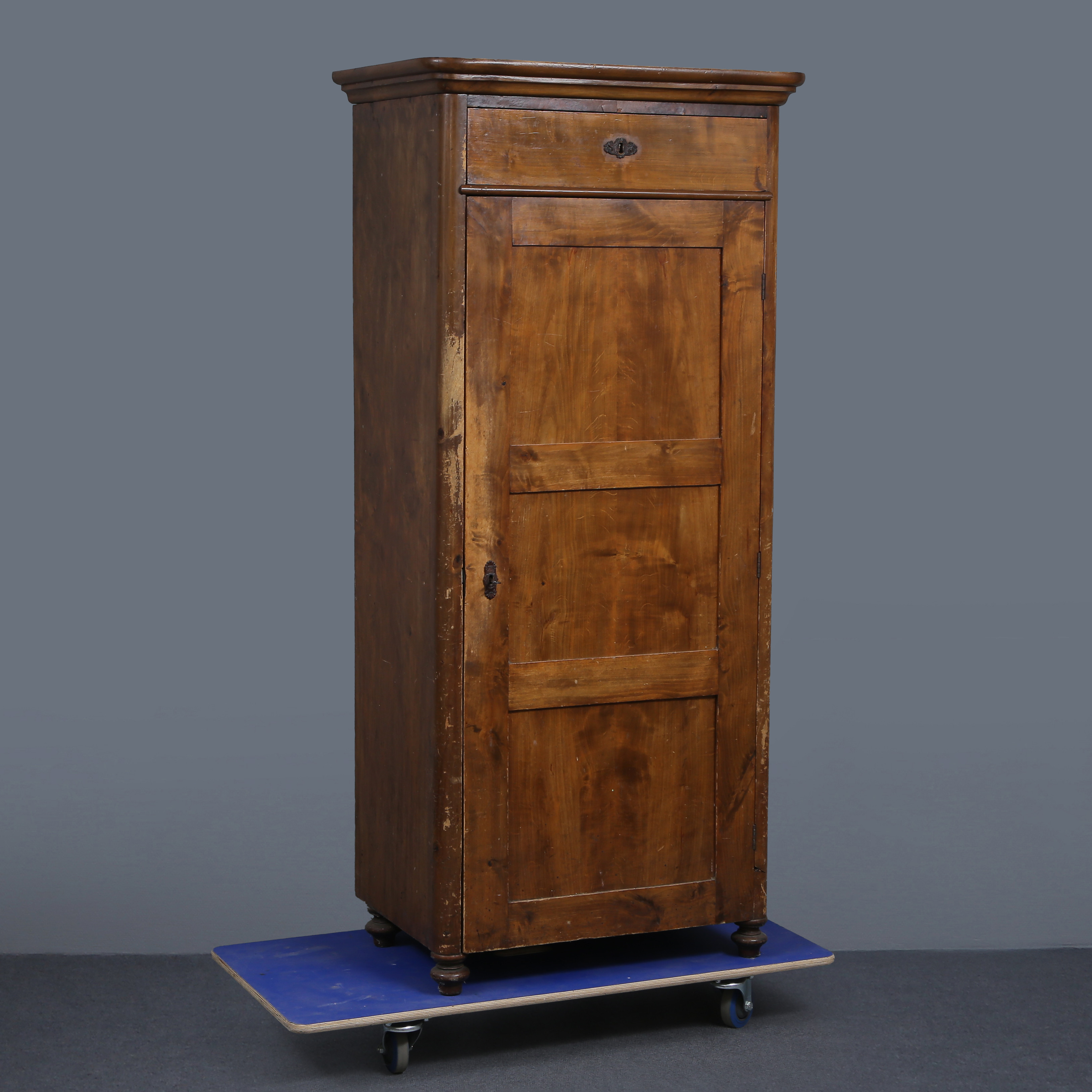 LINNESKÅP, PROVENIENS, KOMMER FRÅN HERRGÅRDEN I FÅGELFORS, TILLHÖRT AGNES EKSTRÖMER (1854-1928), BJÖRK, 1800-TALETS SENARE HÄLFT.