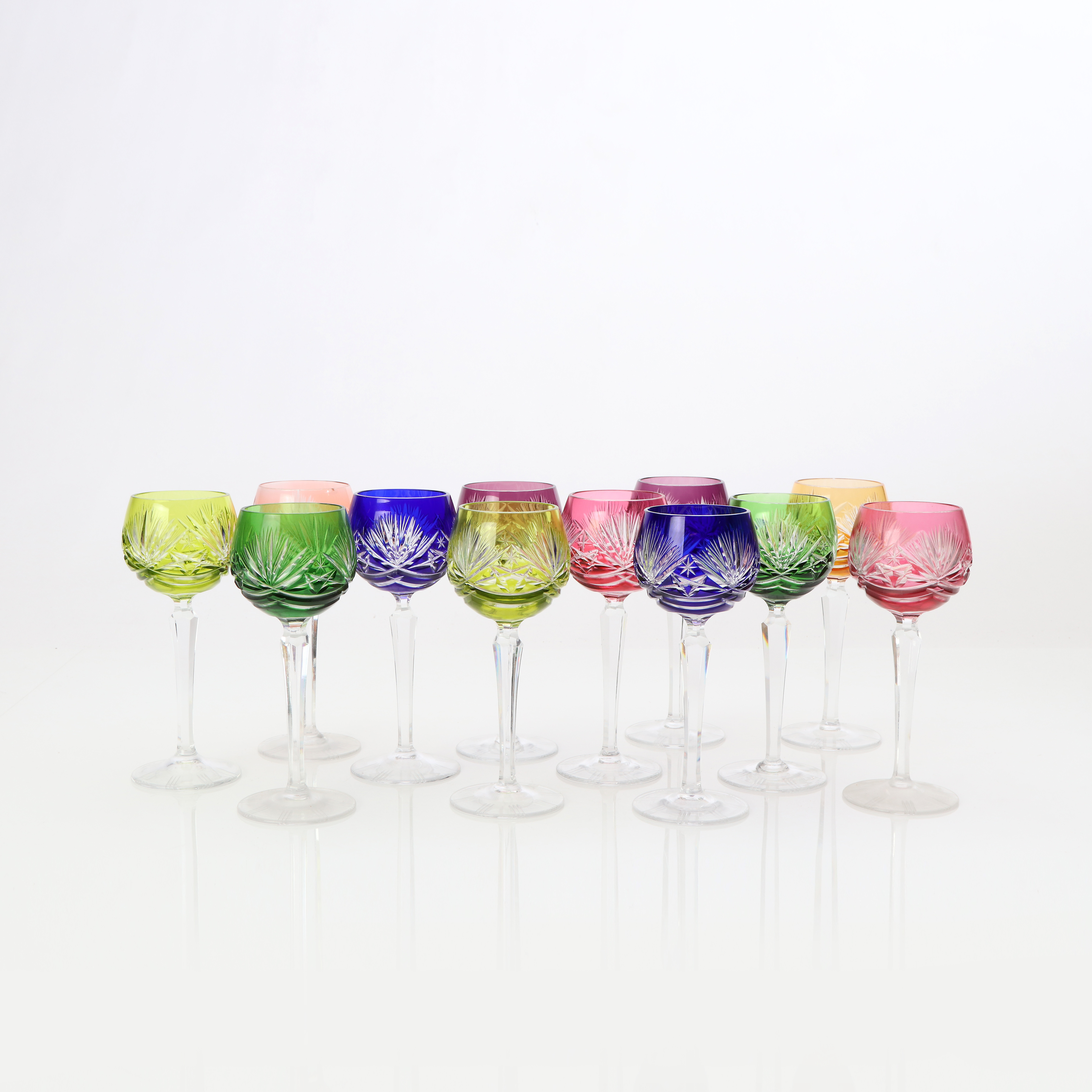 REMMARE, 12 ST. Överfångsglas med slipad dekor. 1900-talets mitt, troligen Böhmisk tillverkning.