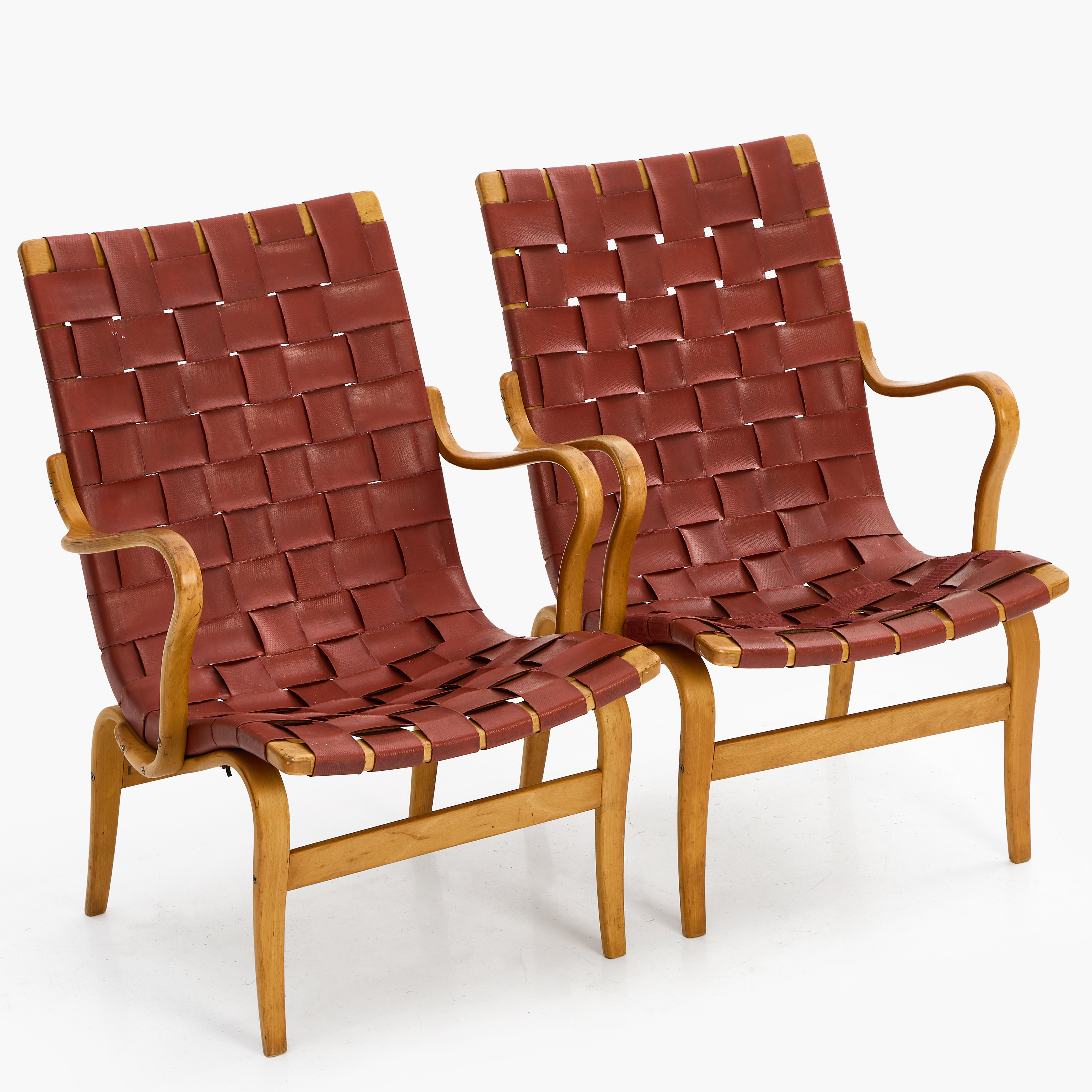 BRUNO MATHSSON. Fåtöljer, ett par, "Eva", Firma Karl Mathsson, Värnamo, daterade 1960, brännmärkta, stomme i bok, sits i ytbehandlad sadeljord.