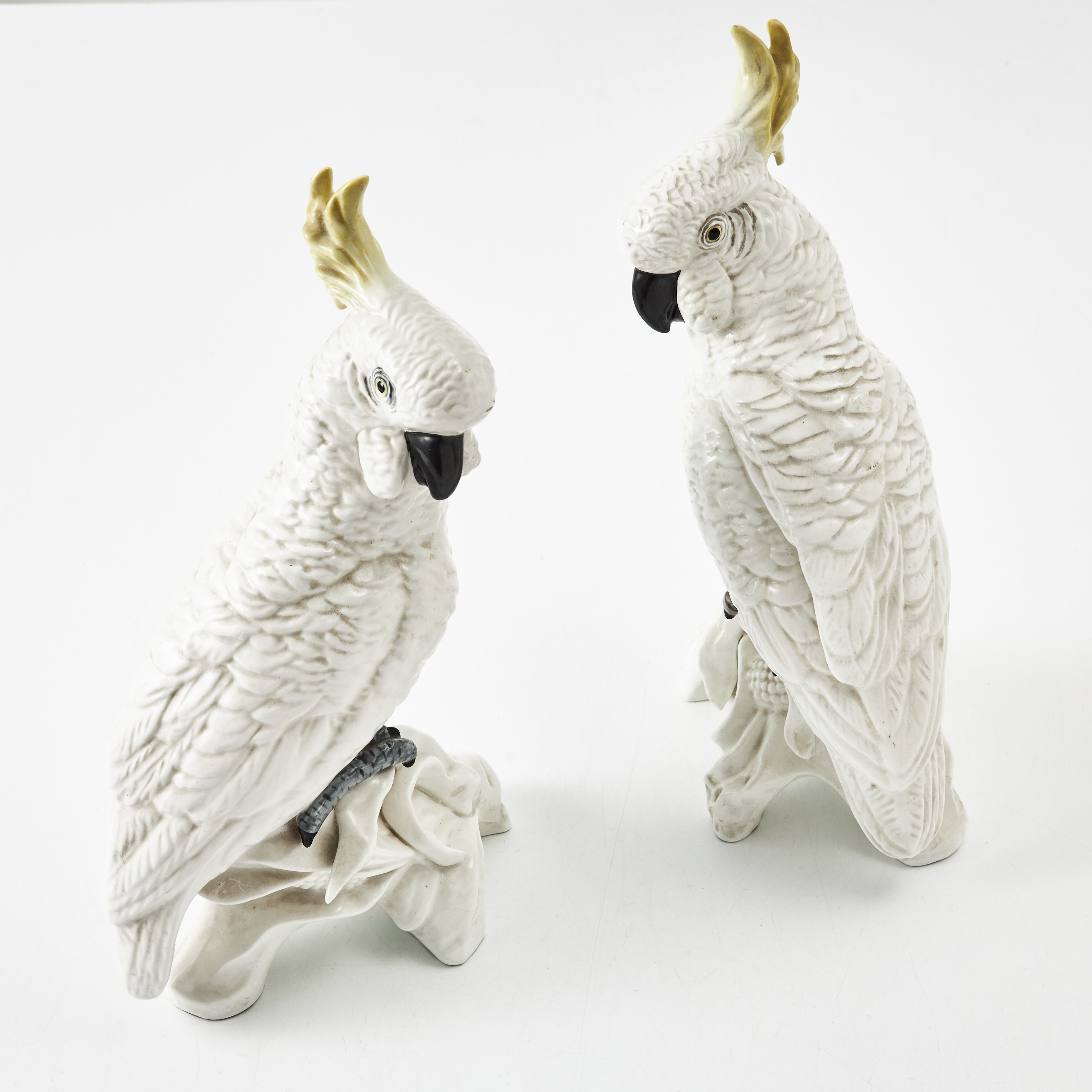 FIGURINER, ett par, porslin, England, Staffordshire, J.T. Jones, 1900-talets mitt, i form av kakaduor.