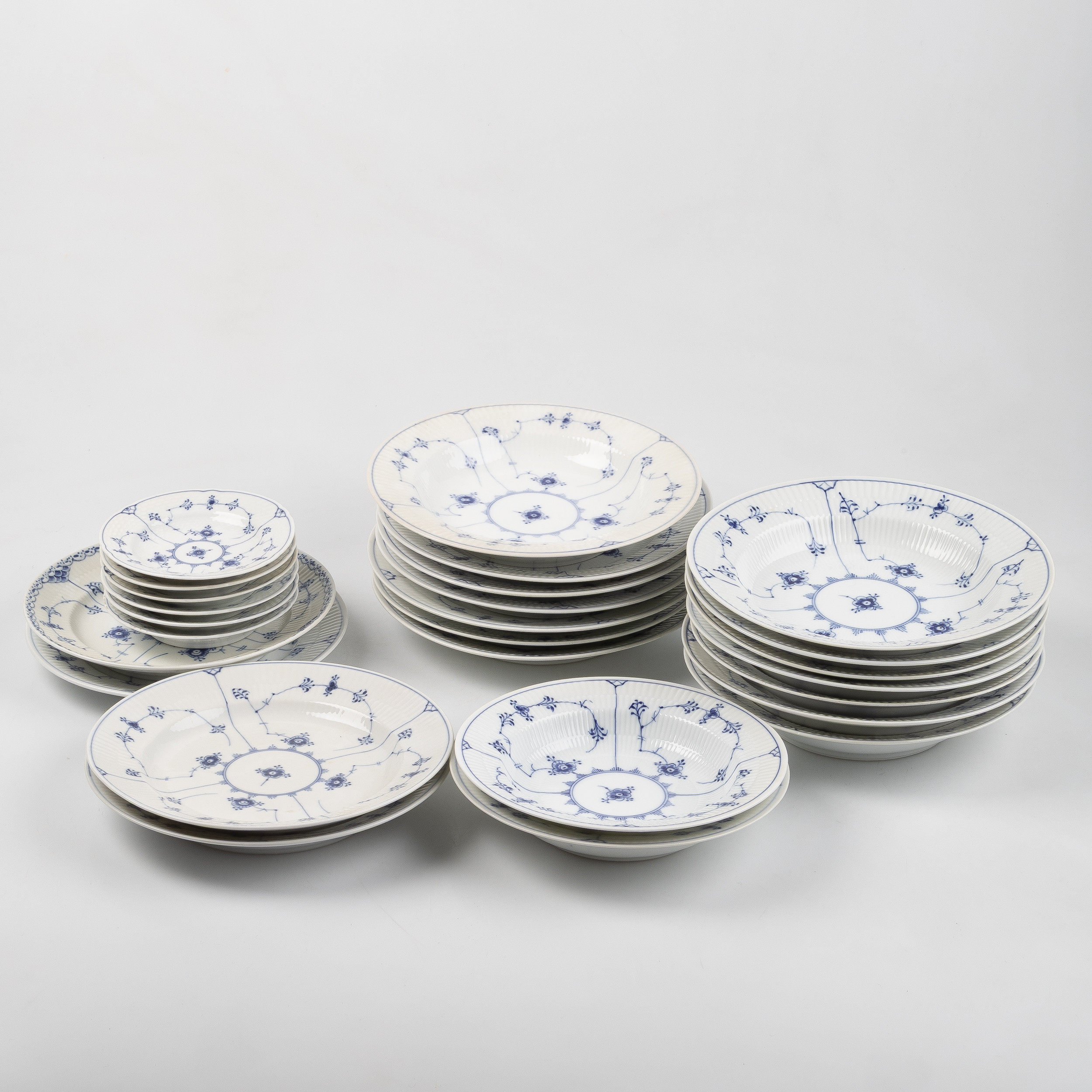 SERVIS, "Musselmalet", 26 delar, Royal Copenhagen och Bing & Gröndahl, porslin, 1 & II:a sortering.