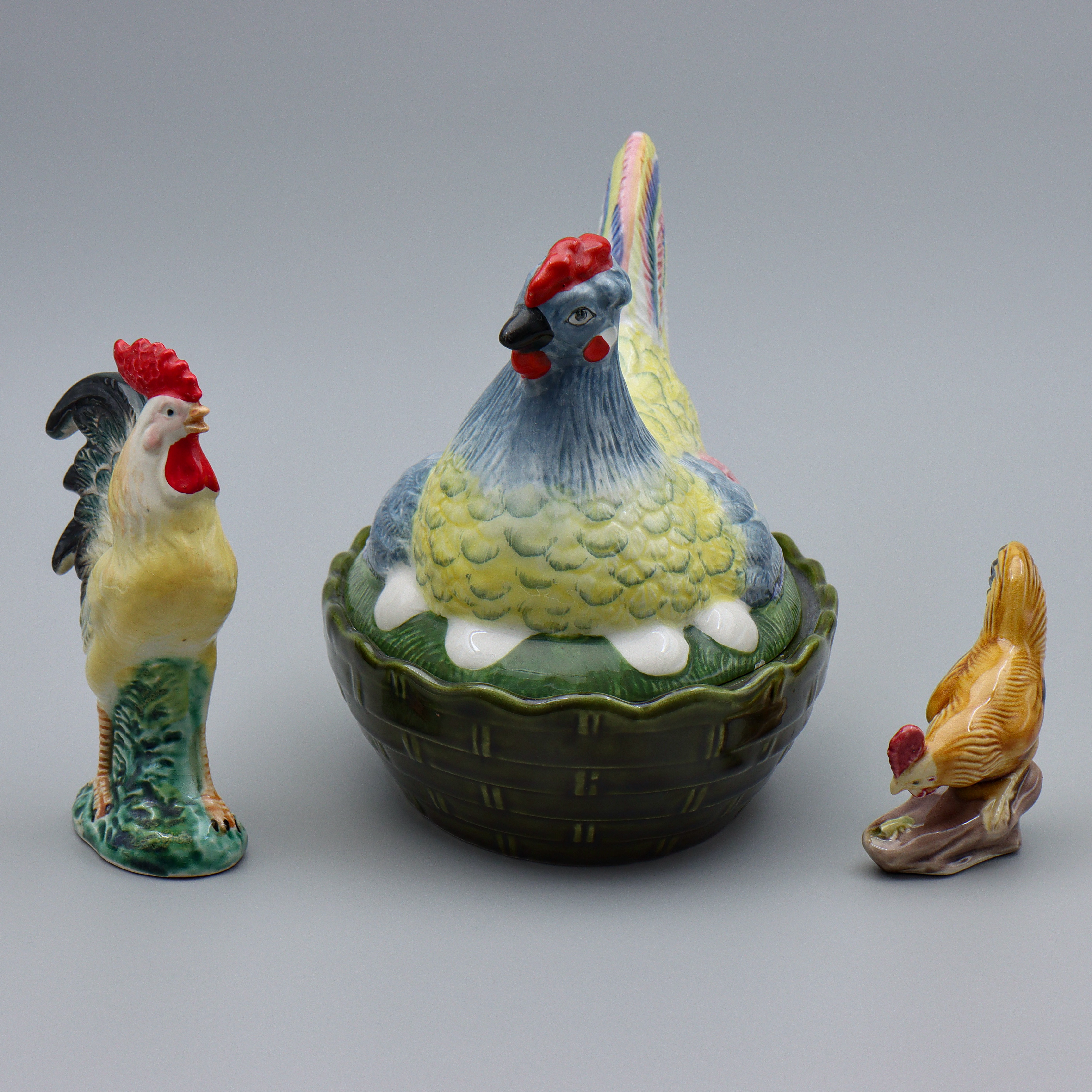 GODISGÖMMA / ÄGGHÖNA "BONBONJÄR" SAMT TVÅ FIGURINER "TUPPAR" 1900-TAL.