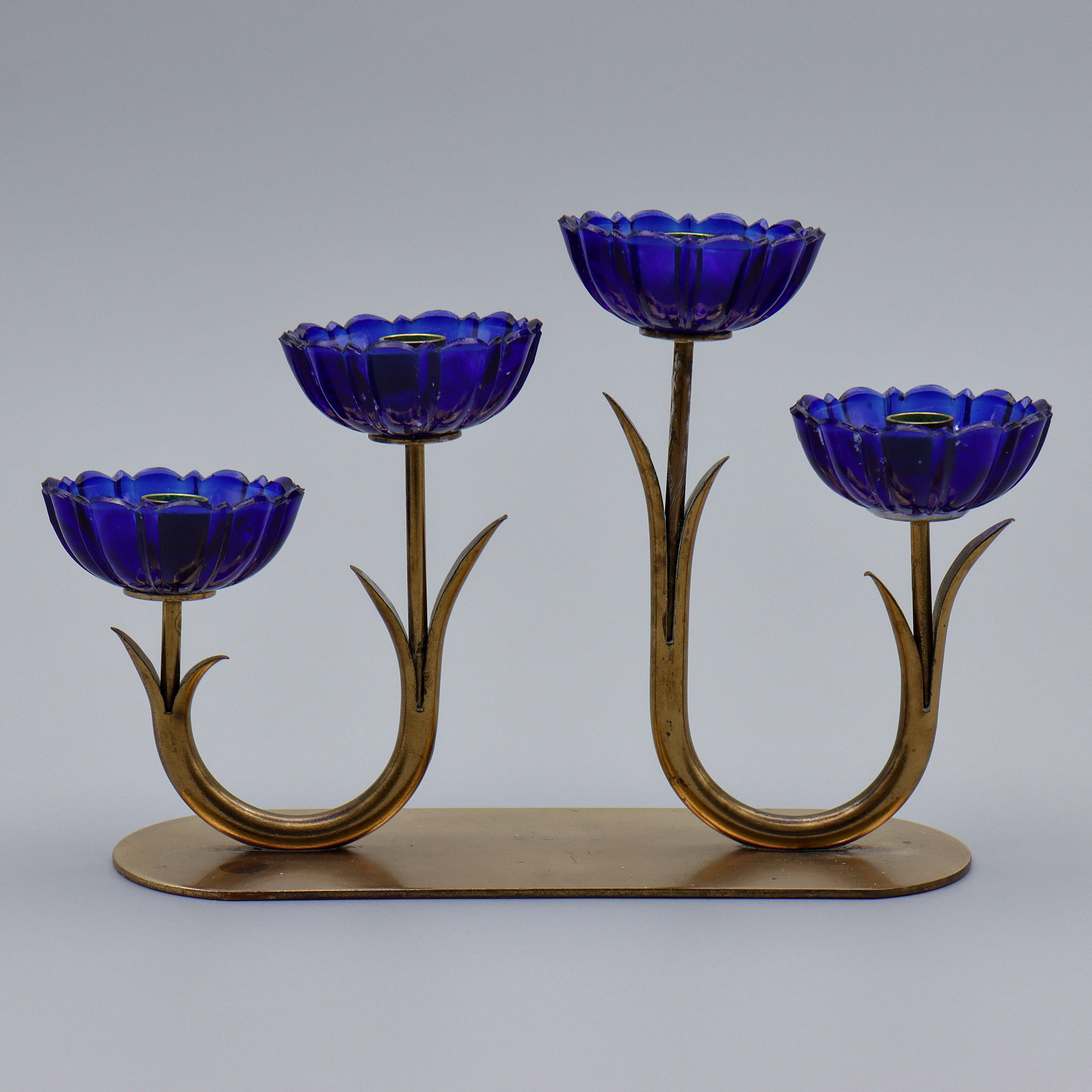 GUNNAR ANDER. LJUSSTAKE, LJUSMANSCHETTER I BLÅTT GLAS, MÄSSING, YSTAD METALL.