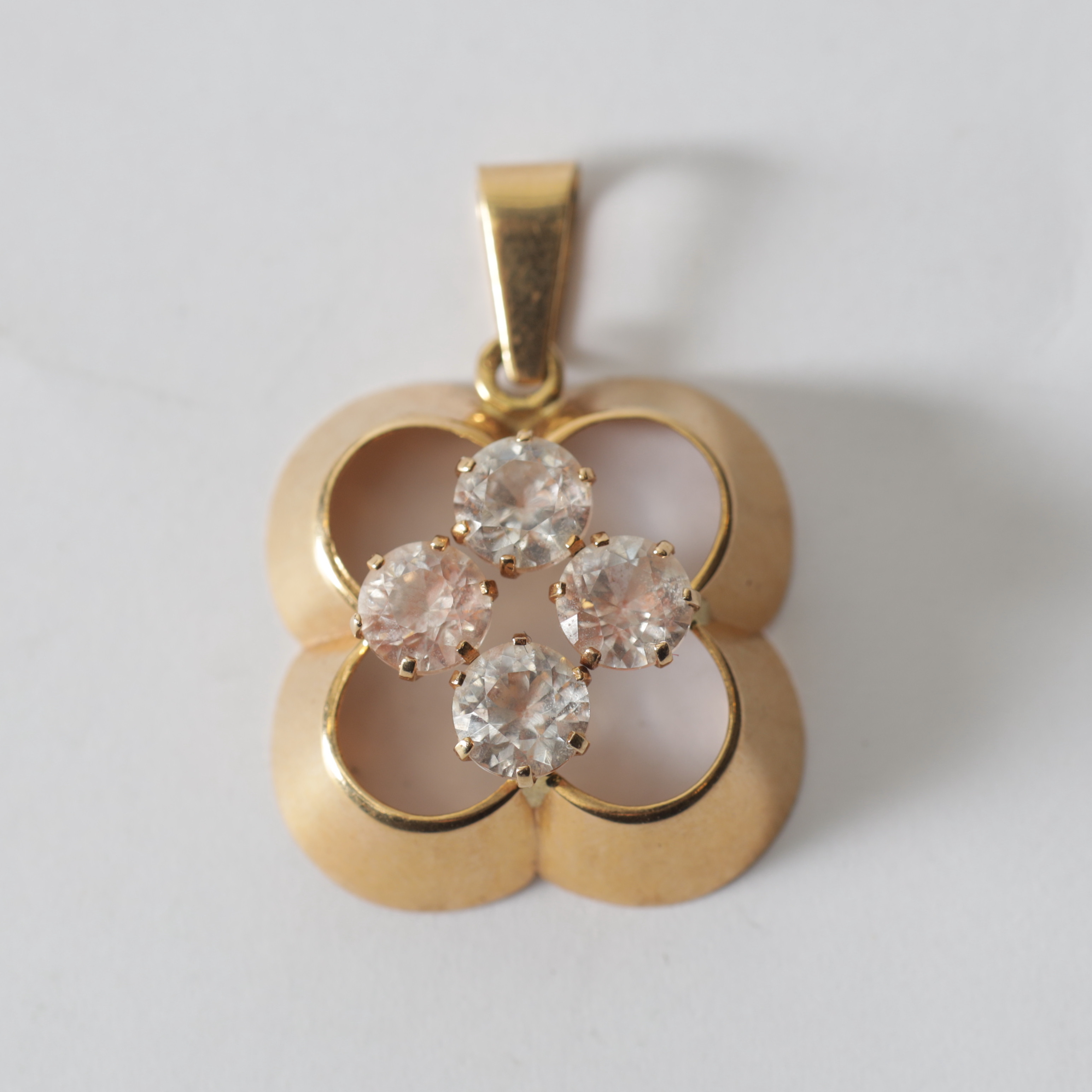 HÄNGE, 18K guld med stenar. Totalvikt ca 2,9 gram.