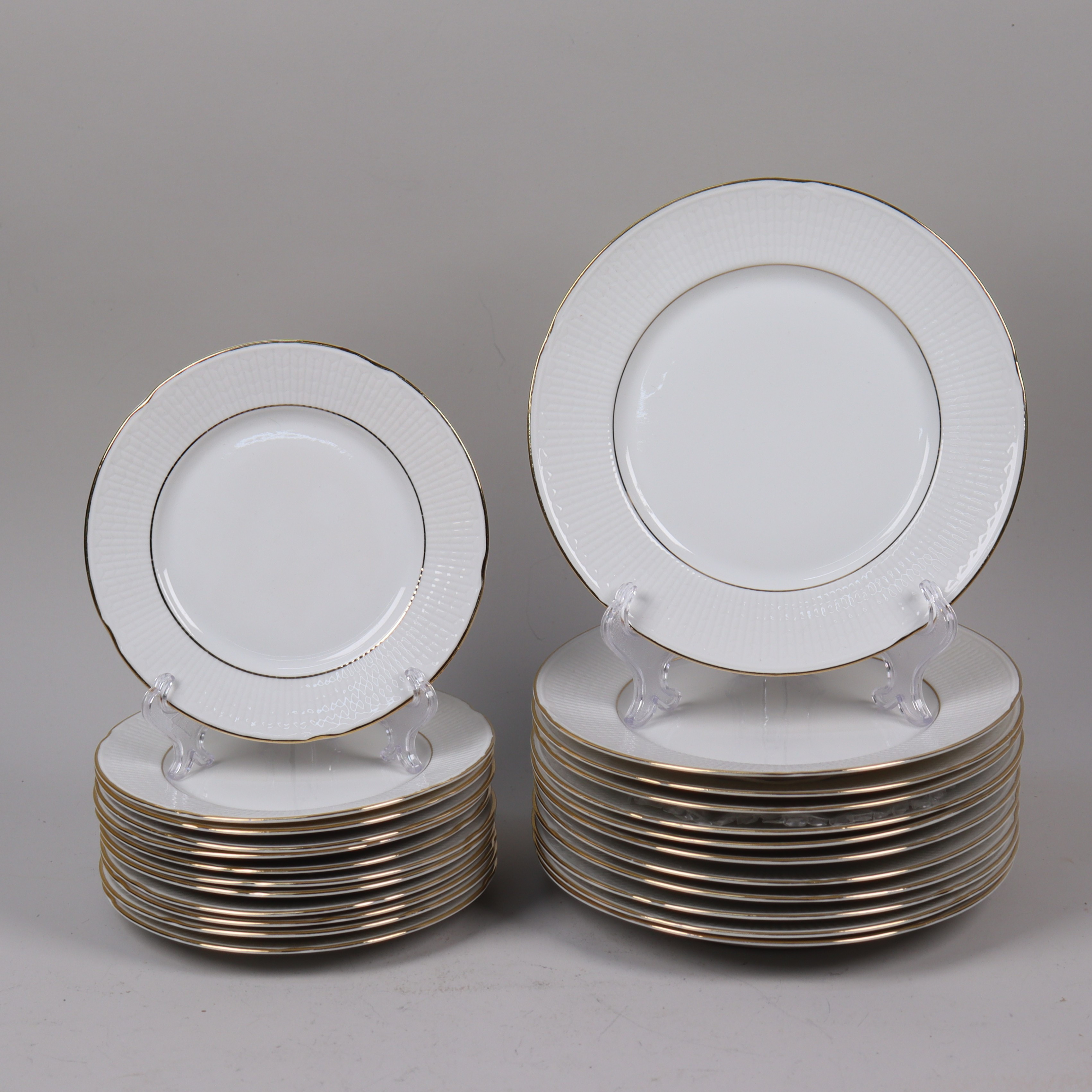 LOUISE ADELBORG. Rörstrand, nationalservisen "Swedish Grace", förrättstallrikar och assietter, 24 st.