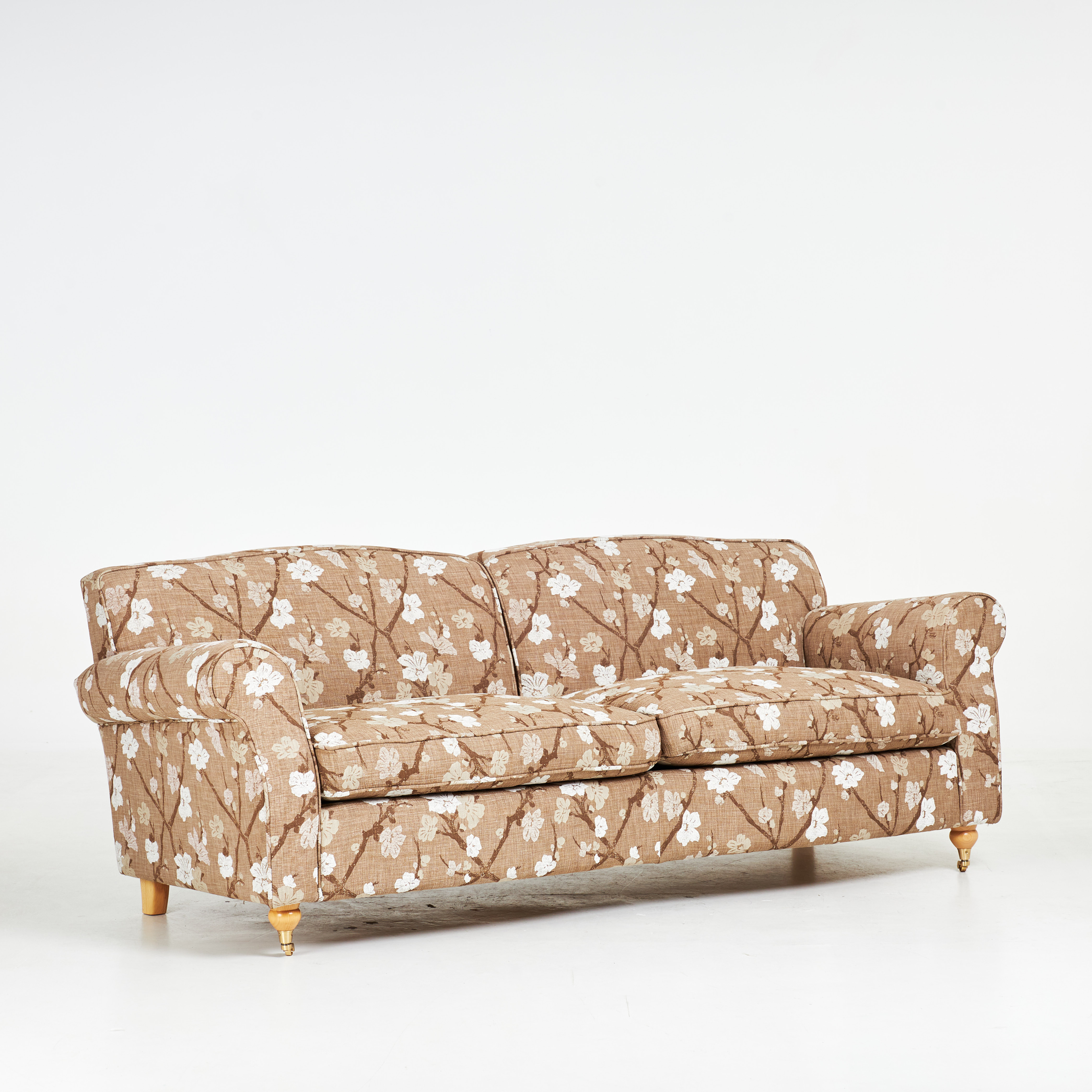 SOFFA, "Andrew", Bröderna Andersson, brun klädsel med blommor, framben på trissor, lösa plymåer, brickmärkt.