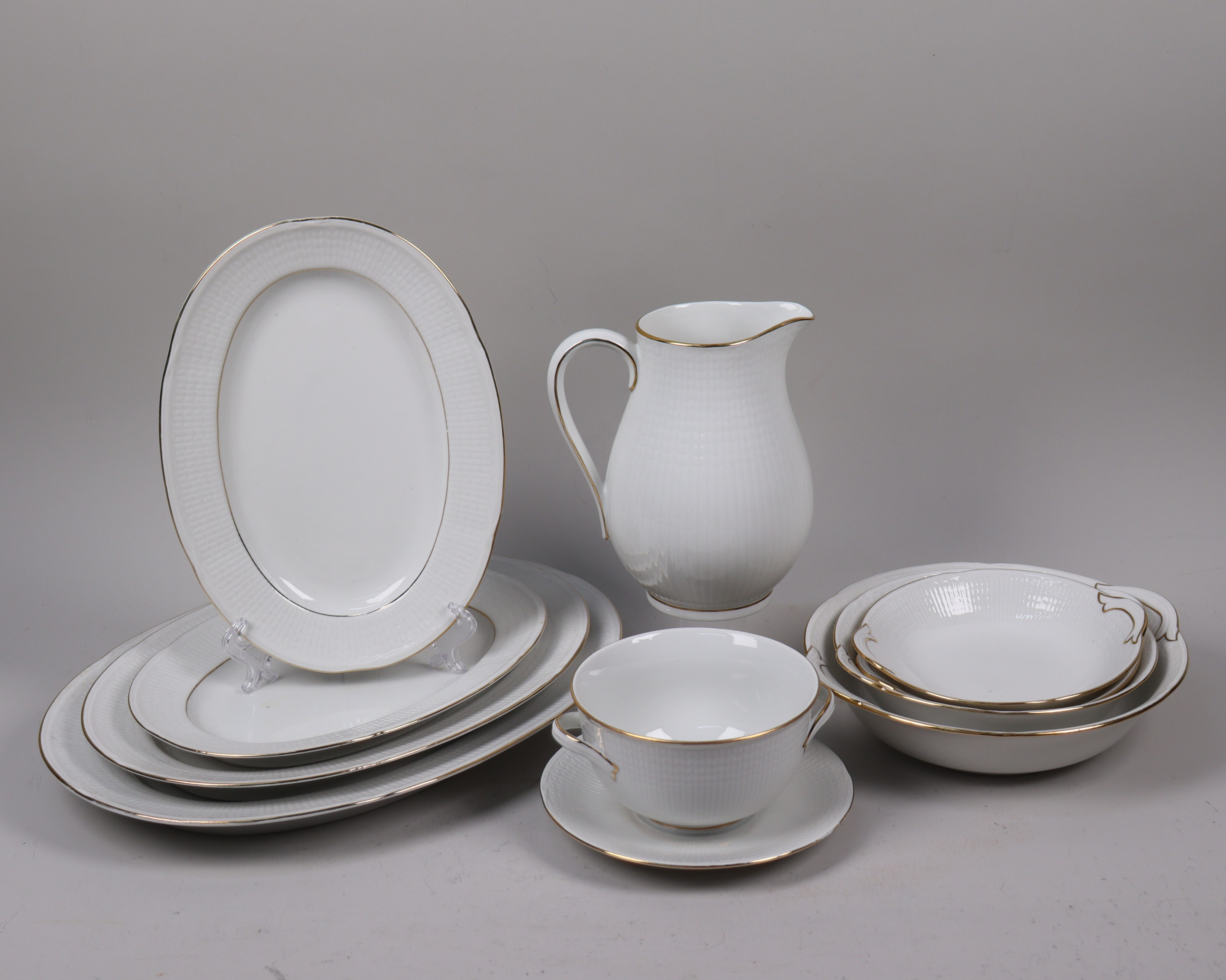 LOUISE ADELBORG. Rörstrand, nationalservisen "Swedish Grace", servisdelar, 9 st.