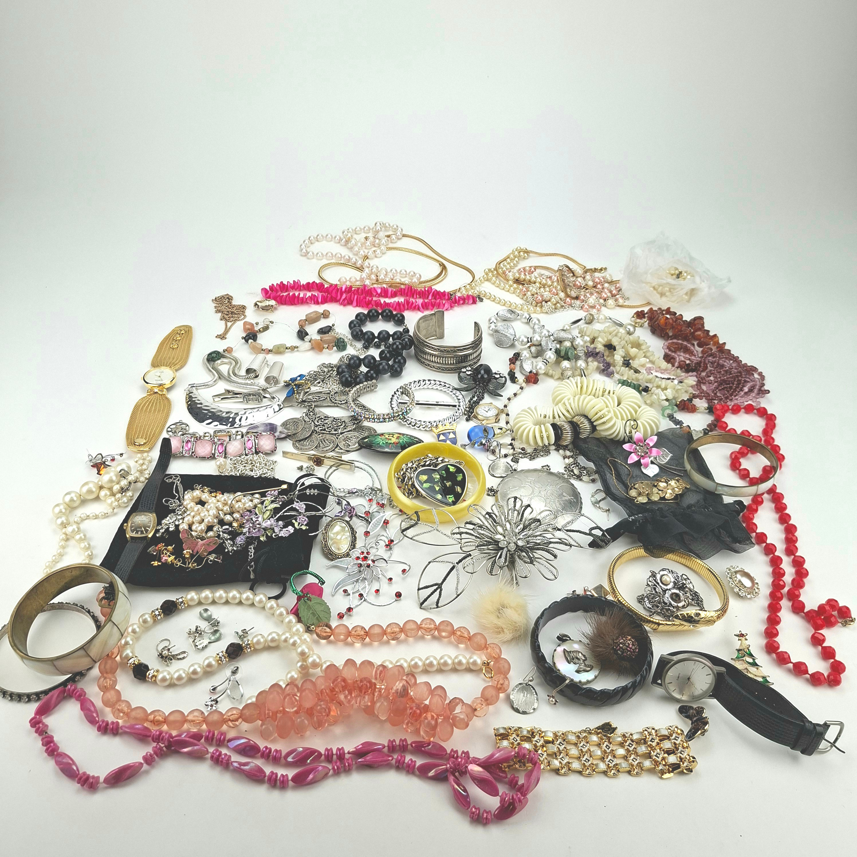 BIJOUTERIER OCH ARMBANDSUR, bland annat Pilgrim, pärlcollier, troligen skalpärlor, med silverlås, Catron.