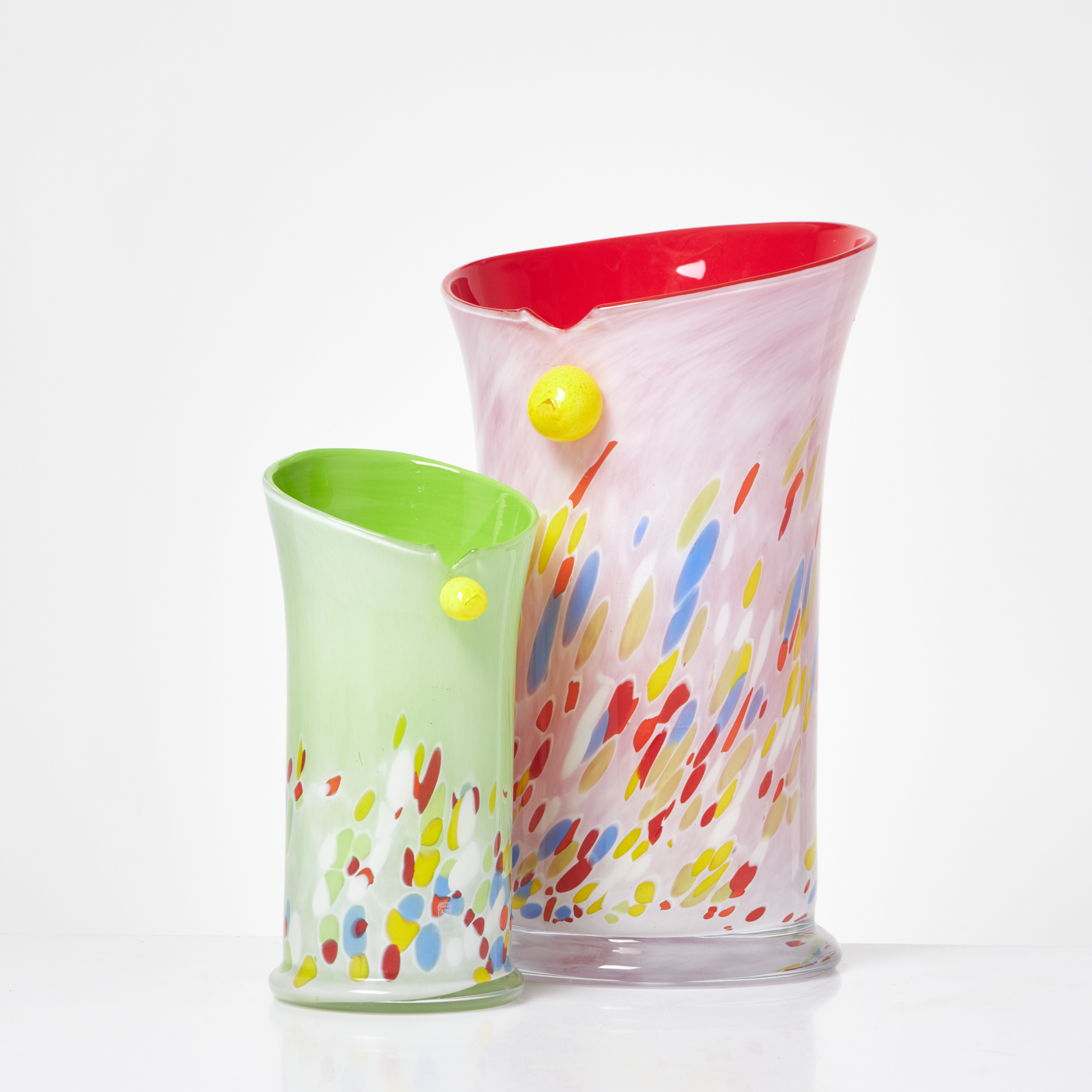 ARDY STRÜWER. Vaser, 2 st, "Röd Sommarhägring" samt "Grön Sommarhägring", glas, signerade, Johanfors.