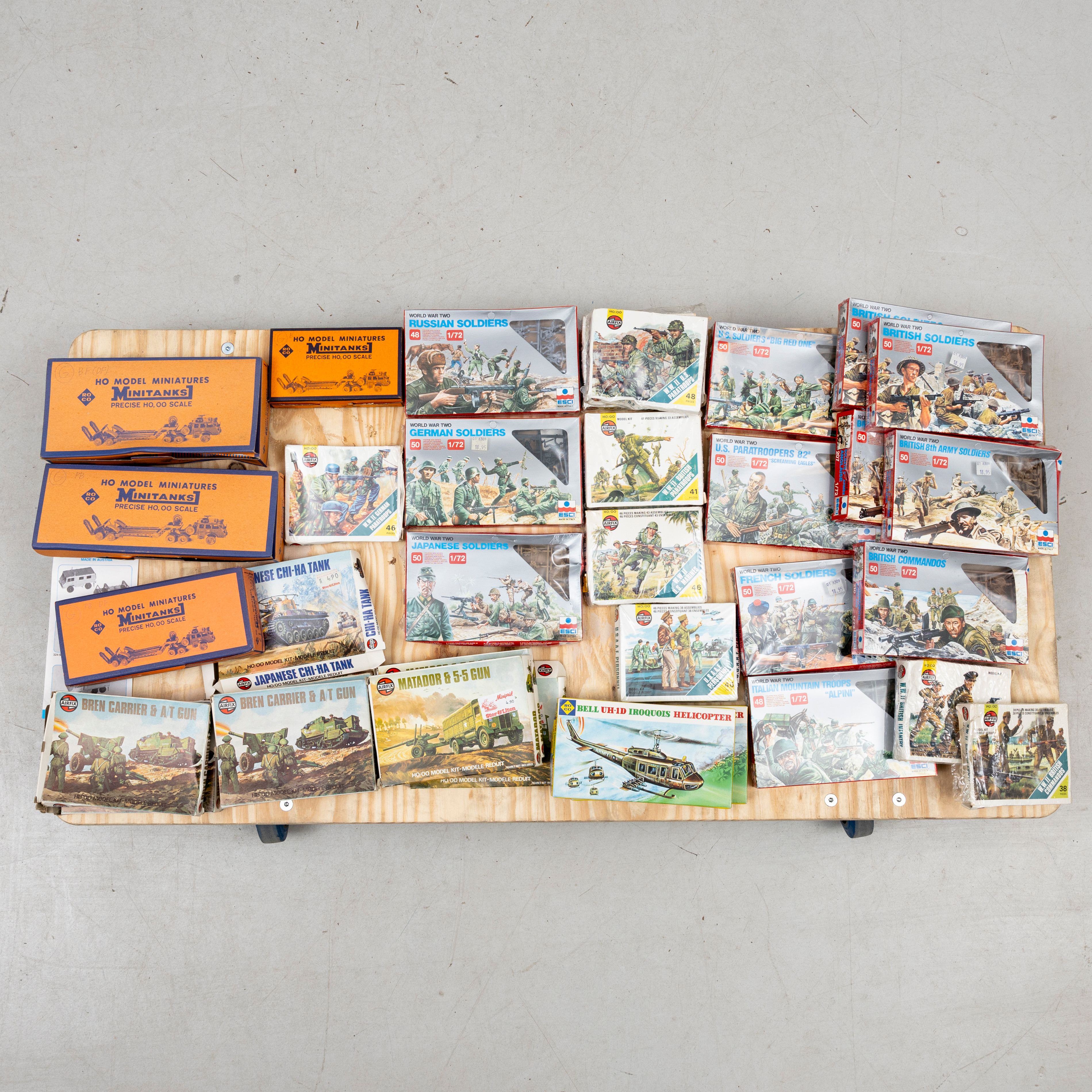 PARTI, SOLDATER, MILITÄRA FORDON, BYGGSATSER, ca 44 förpackningar, ESCI, AIRFIX, ROCO, Minitanks.