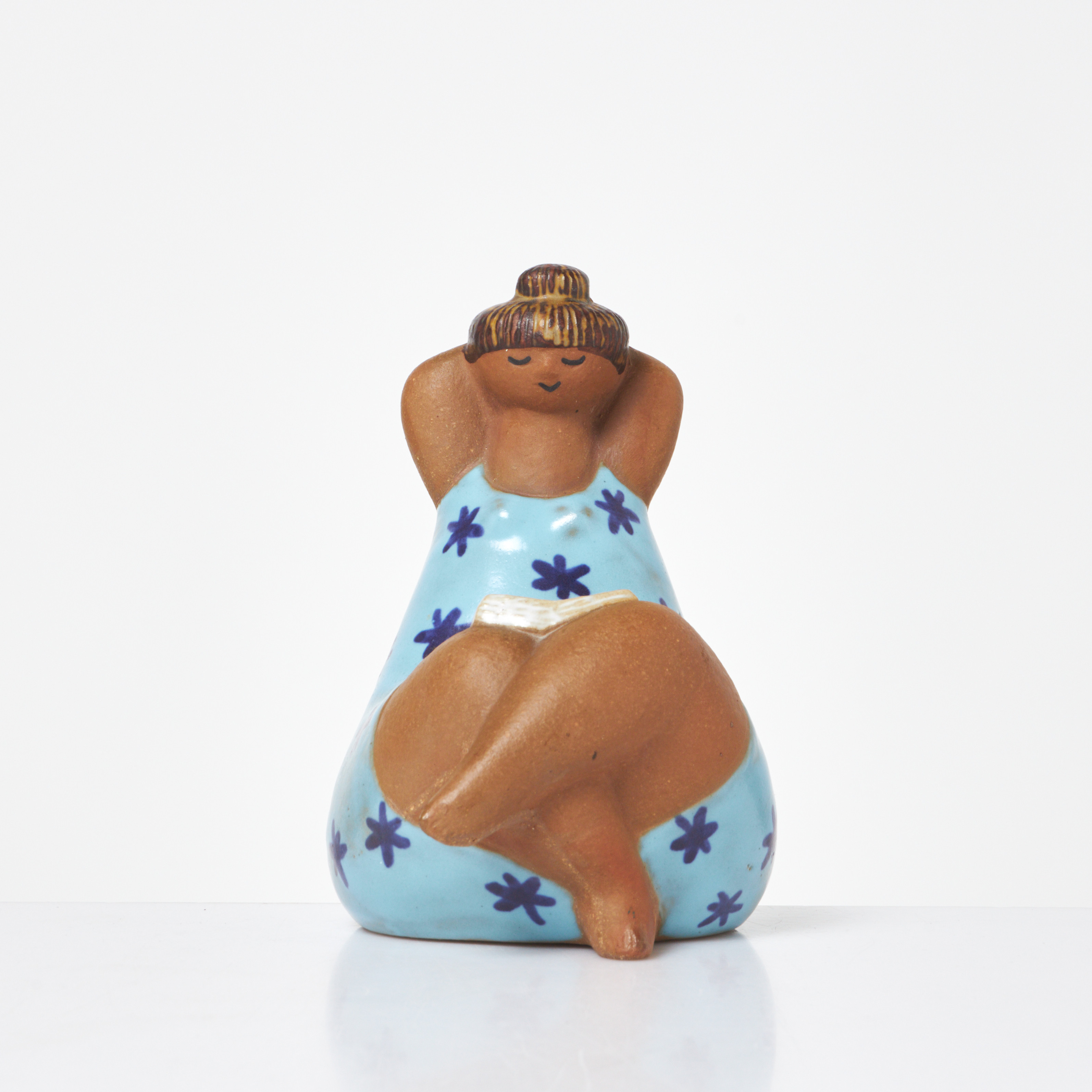 LISA LARSON. Figurin "Emma", glaserat stengods, ur serien "ABC-Flickorna", undertill stämpelmärkt samt etikettmärkt, Gustavsberg.