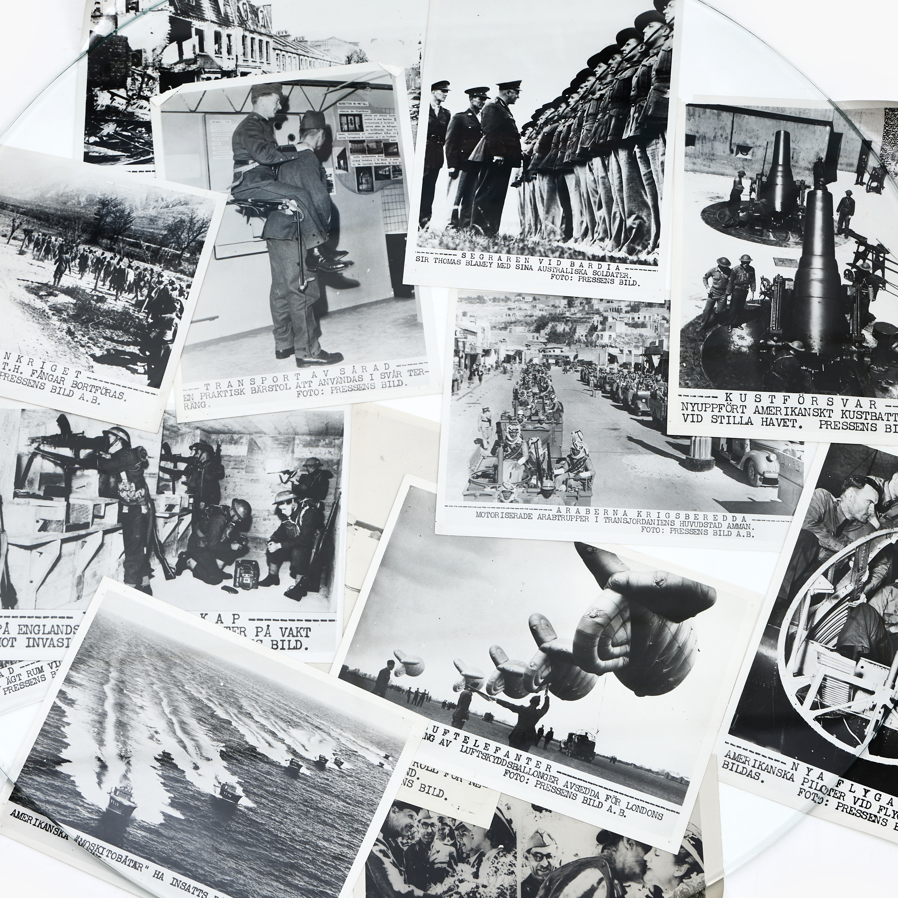 PRESSFOTOGRAFIER, ca 90 st, WW2 / 2:a världskriget. Flertalet stämpelmärkta a tergo: Pressens bild AB; Stockholm.