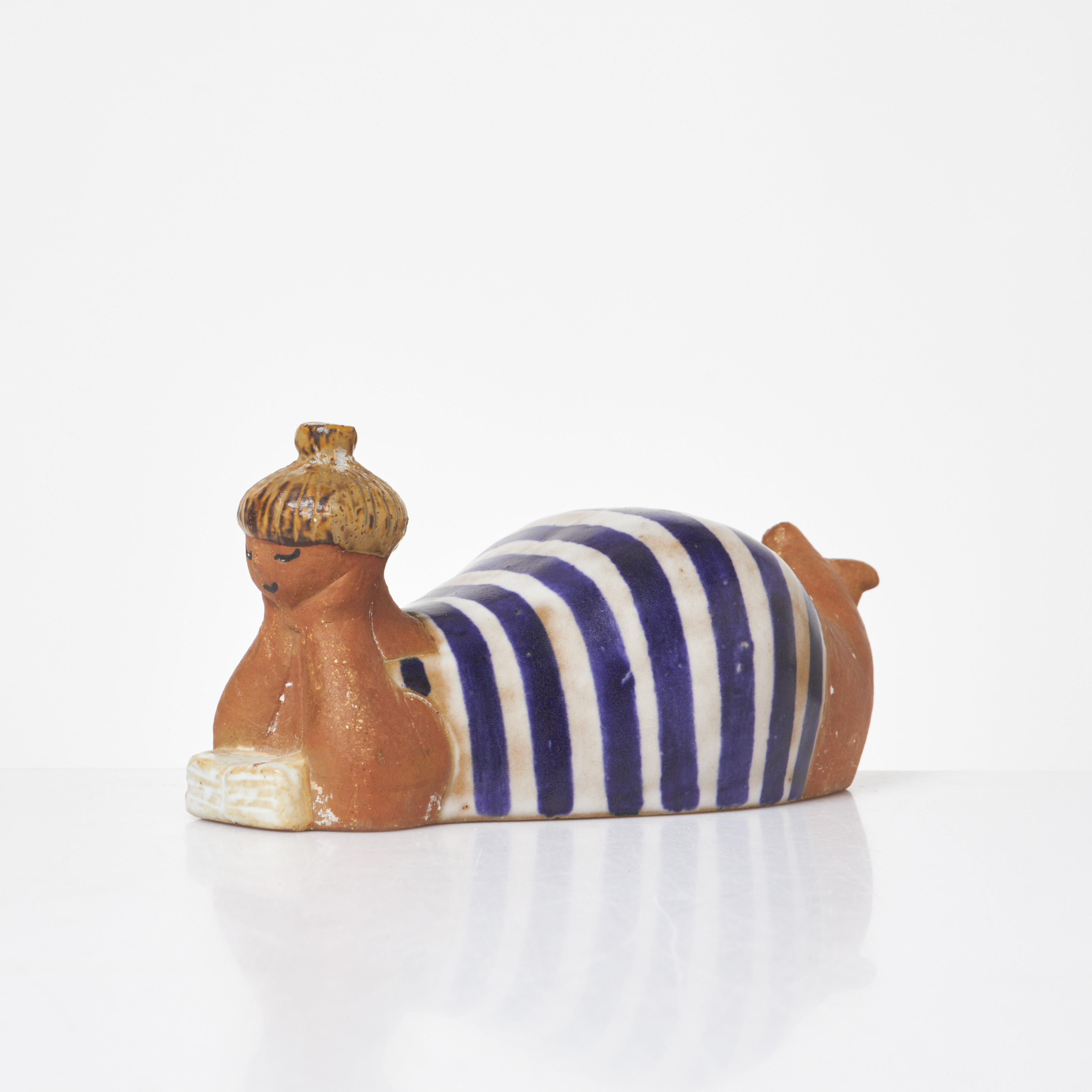 LISA LARSON. Figurin "Beata", glaserat stengods, ur serien "ABC-Flickorna", undertill stämpelmärkt, Gustavsberg.