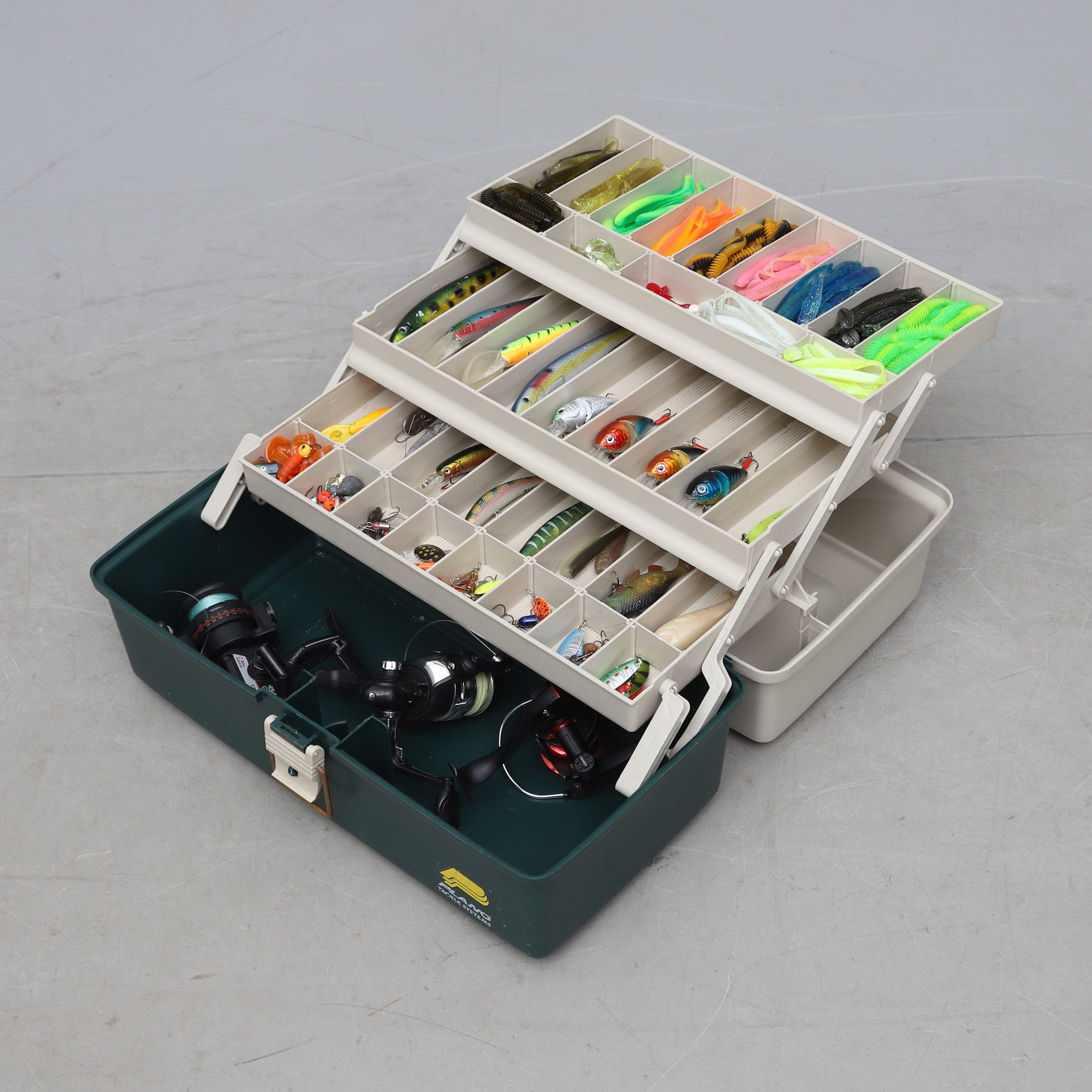 FISKEUTRUSTNING, planolåda med drag/jiggar, rullar, m.m, parti.