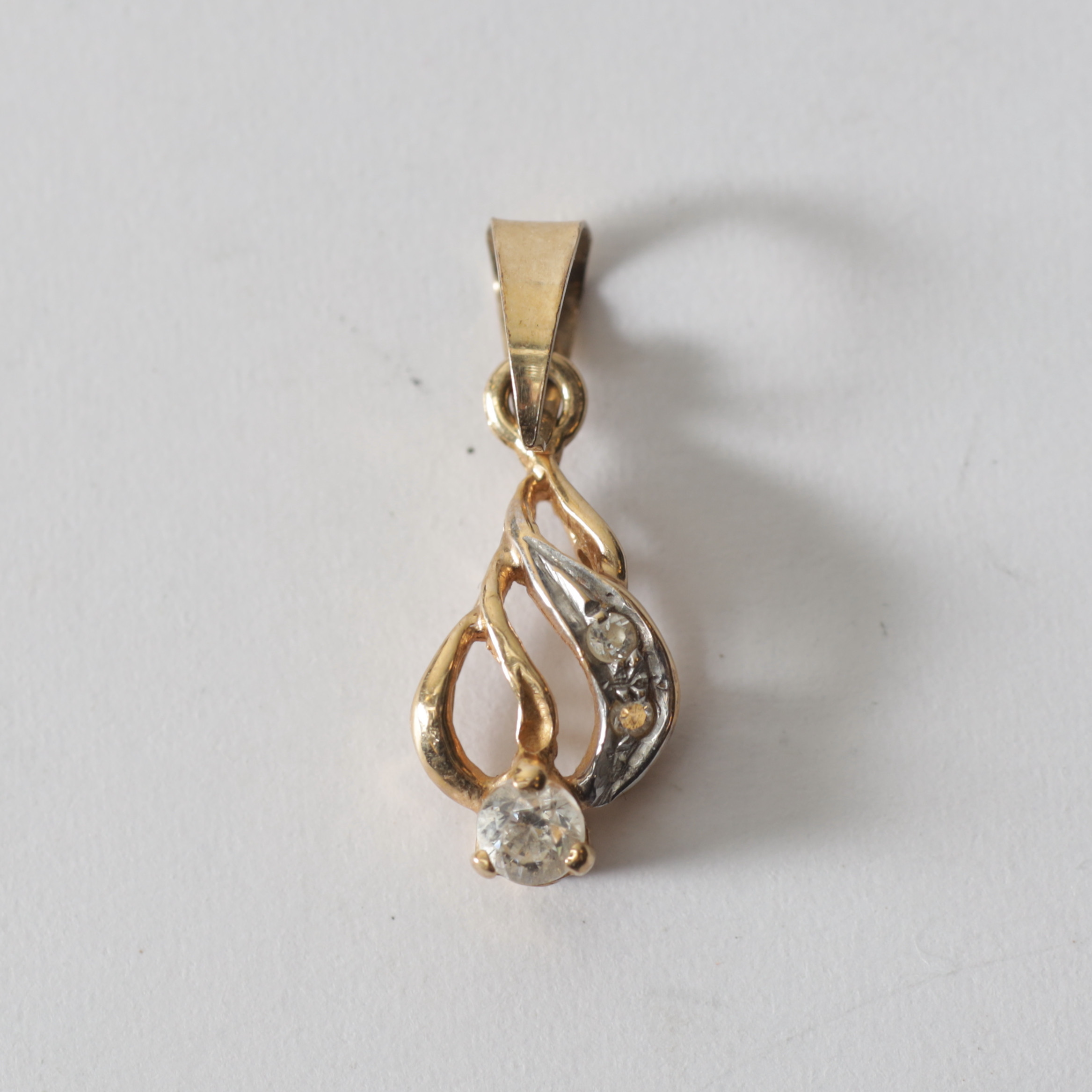 HÄNGE, 18K med stenar. Totalvikt ca 0,6 gram.