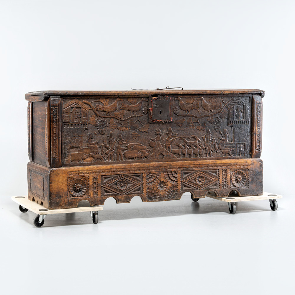 ALLMOGEKISTA, rikt skuren med figurativ dekor, 1700-/1800-tal.