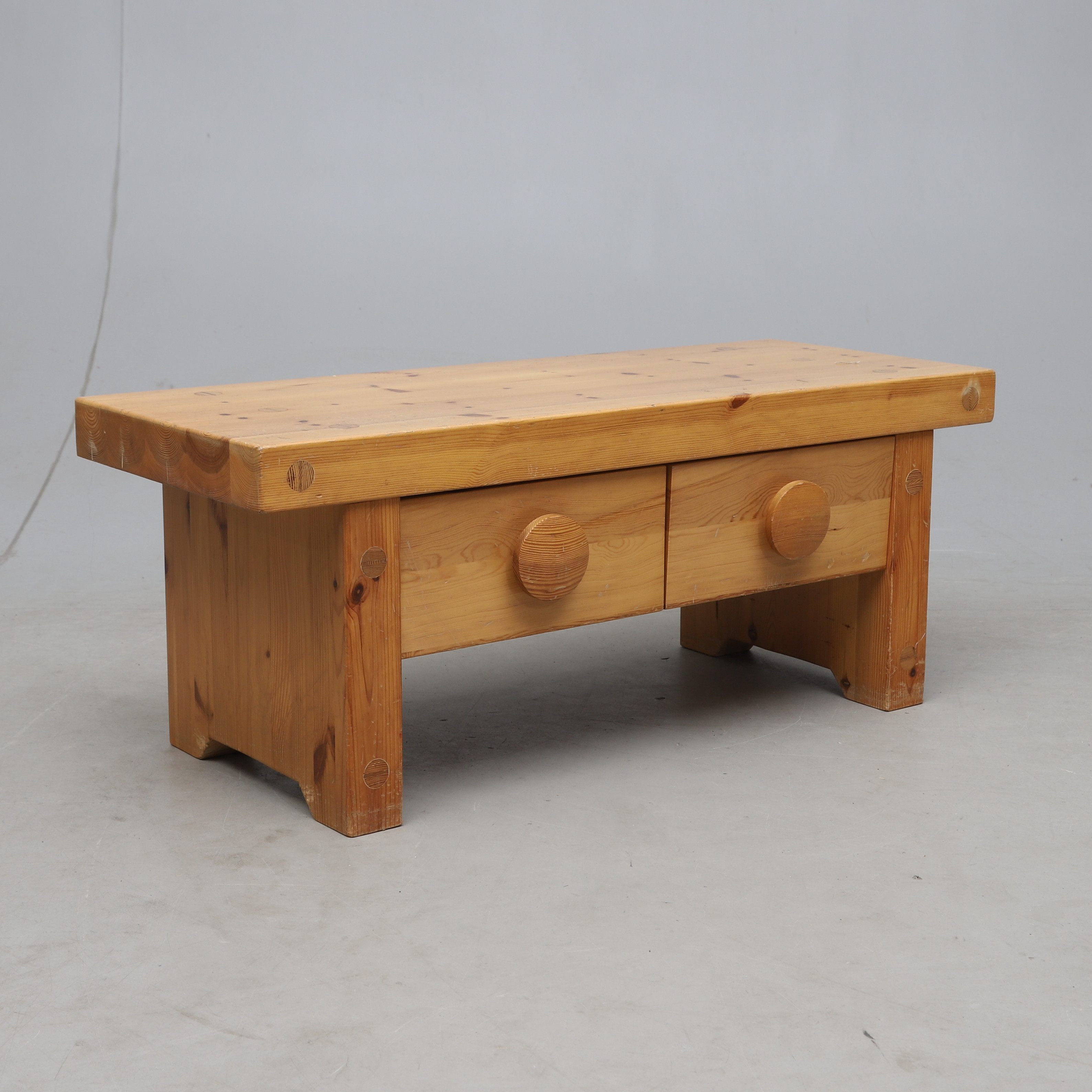 ROLAND WILHELMSSON. byrå-/bänk, furu, Sverige, 1970-tal.