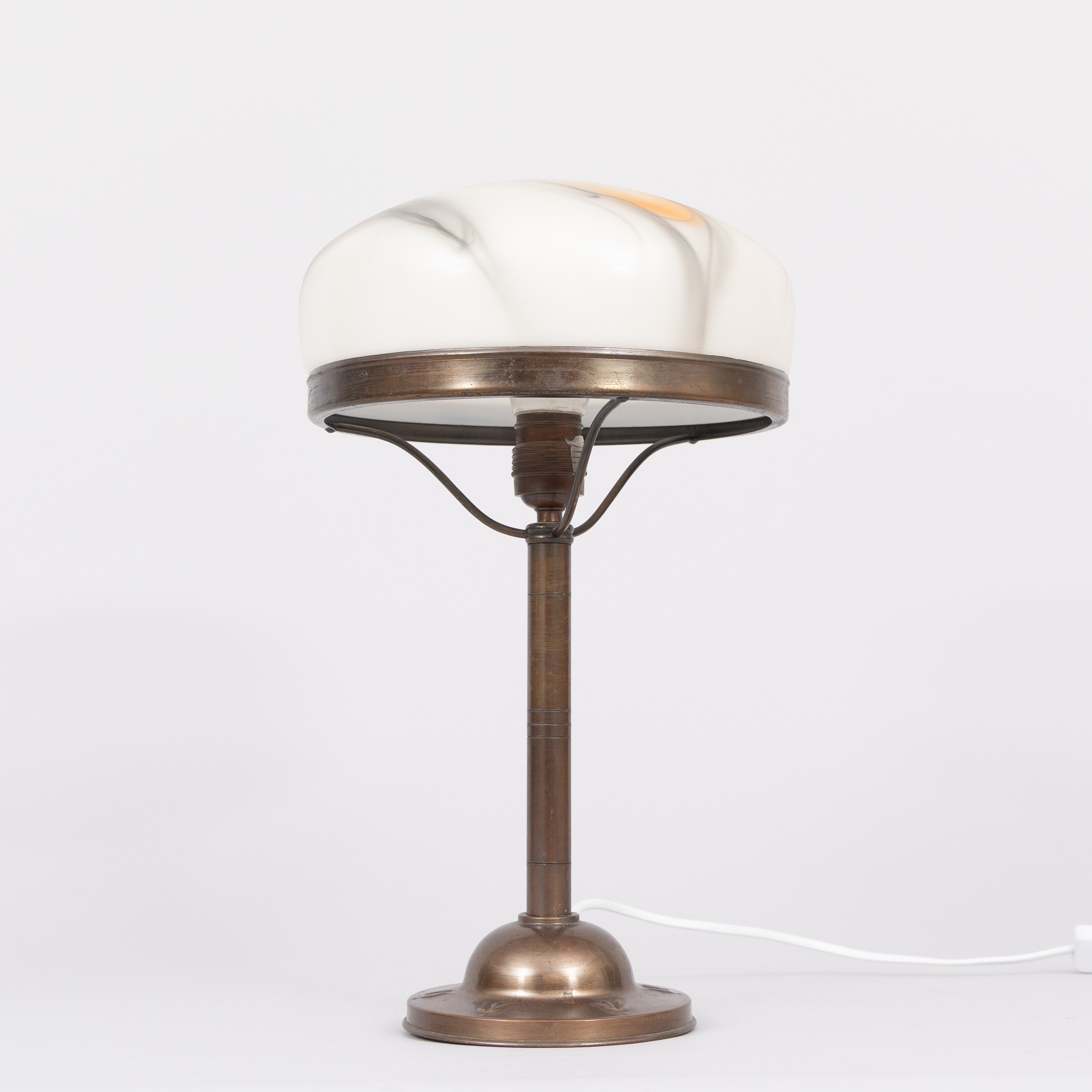 BORDSLAMPA. Strindbergmodell, glas/metall, 1900-talets mitt.