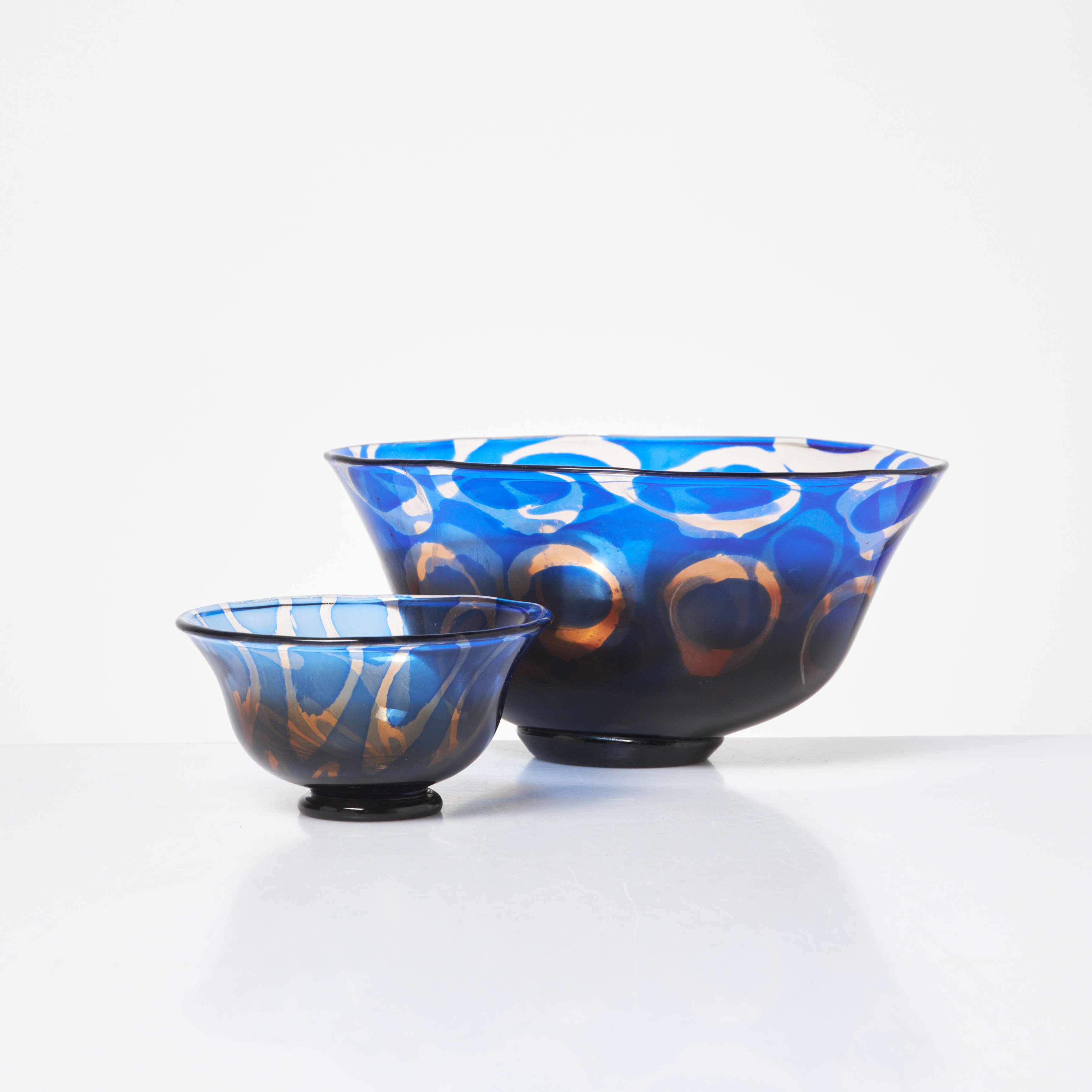 EDWARD HALD. skålar, 2 st, slipgraal, i blått och klarglas, signerad Orrefors S-graal nr 1178-E3 samt 1053-E3 Edward Hald.