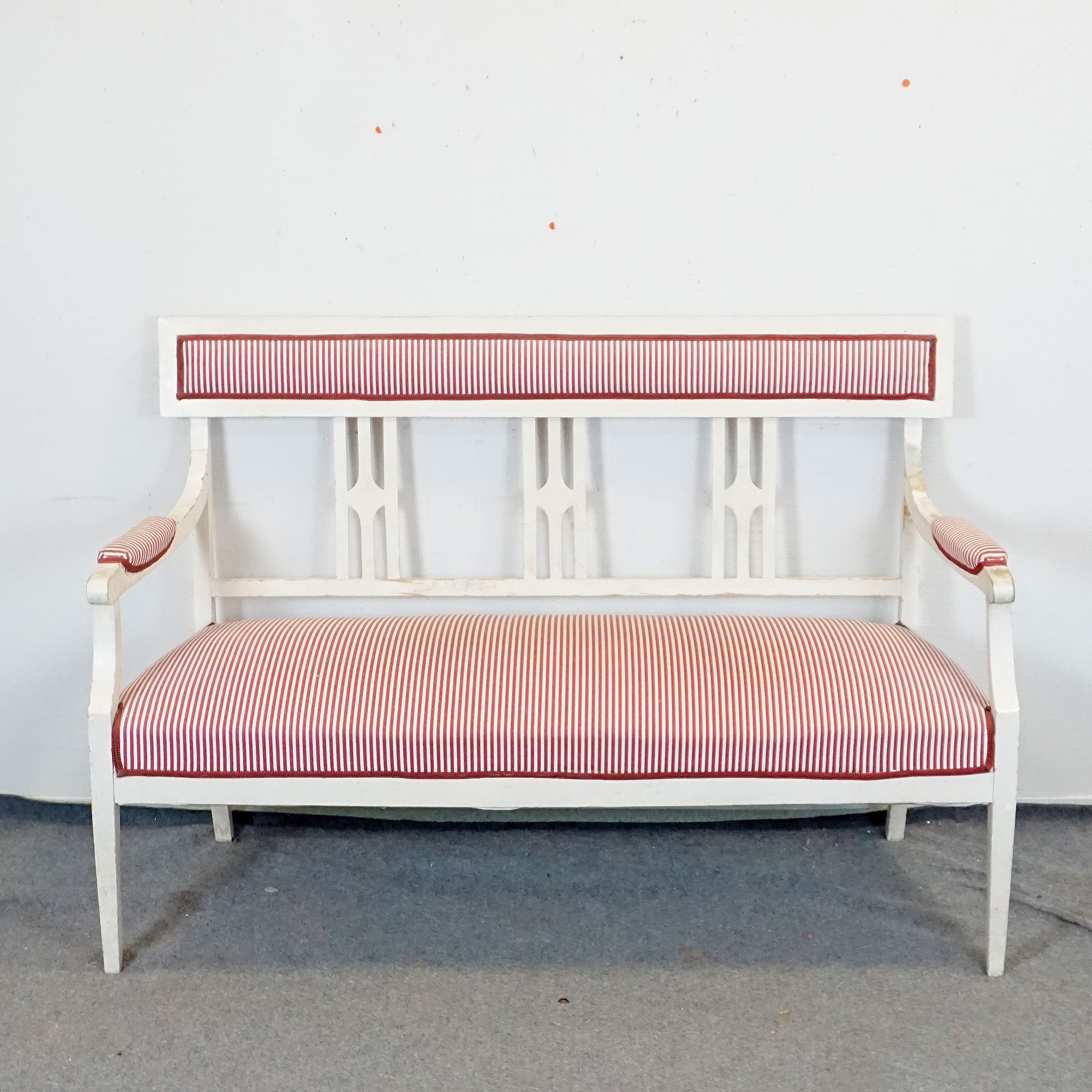 SOFFA. Gustaviansk stil, bemålat trä, 1900-tal.