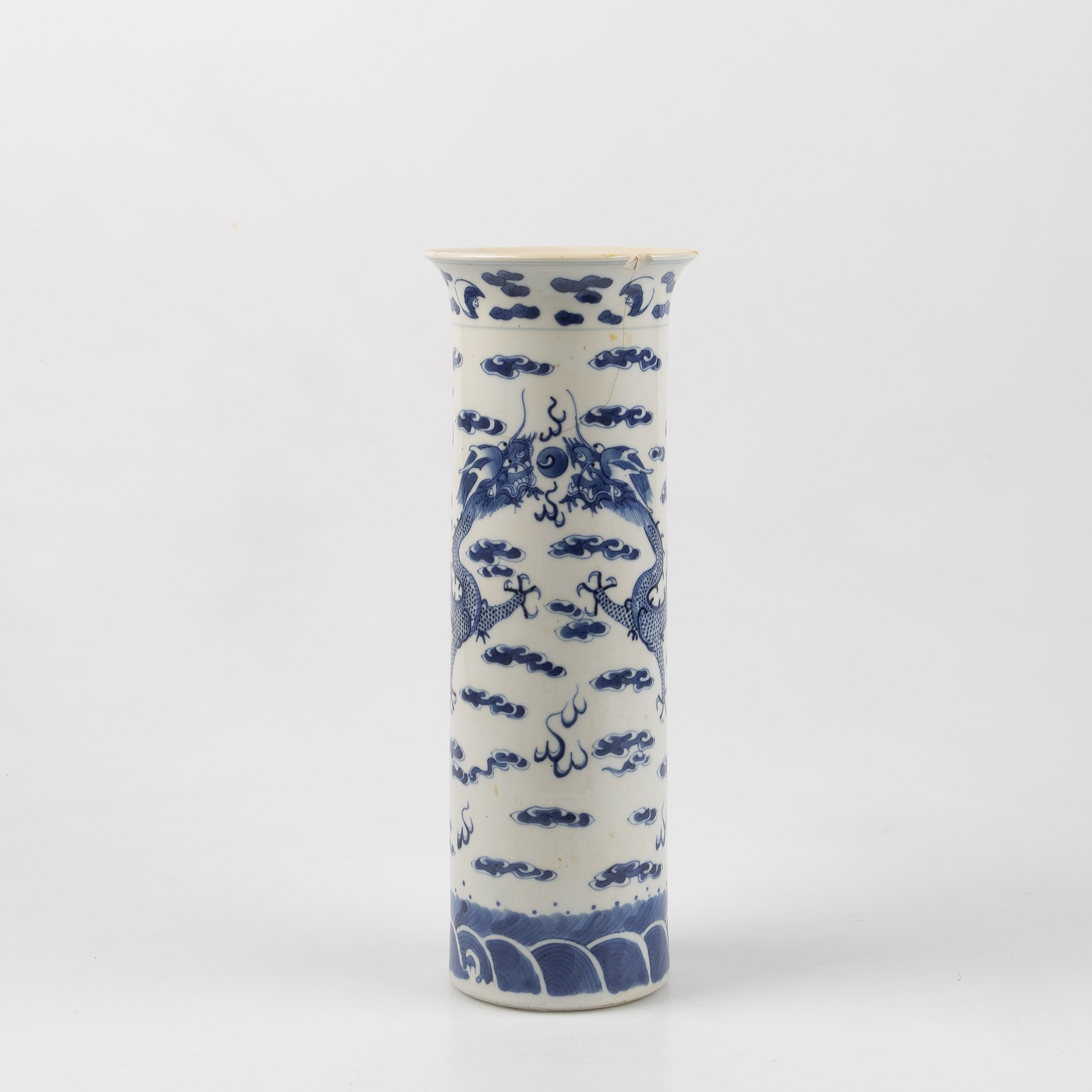 VAS, Kina, 1800-tal, blåvit dekor med drakar, porslin, märkt med Kangxis fyra karatärers märke.