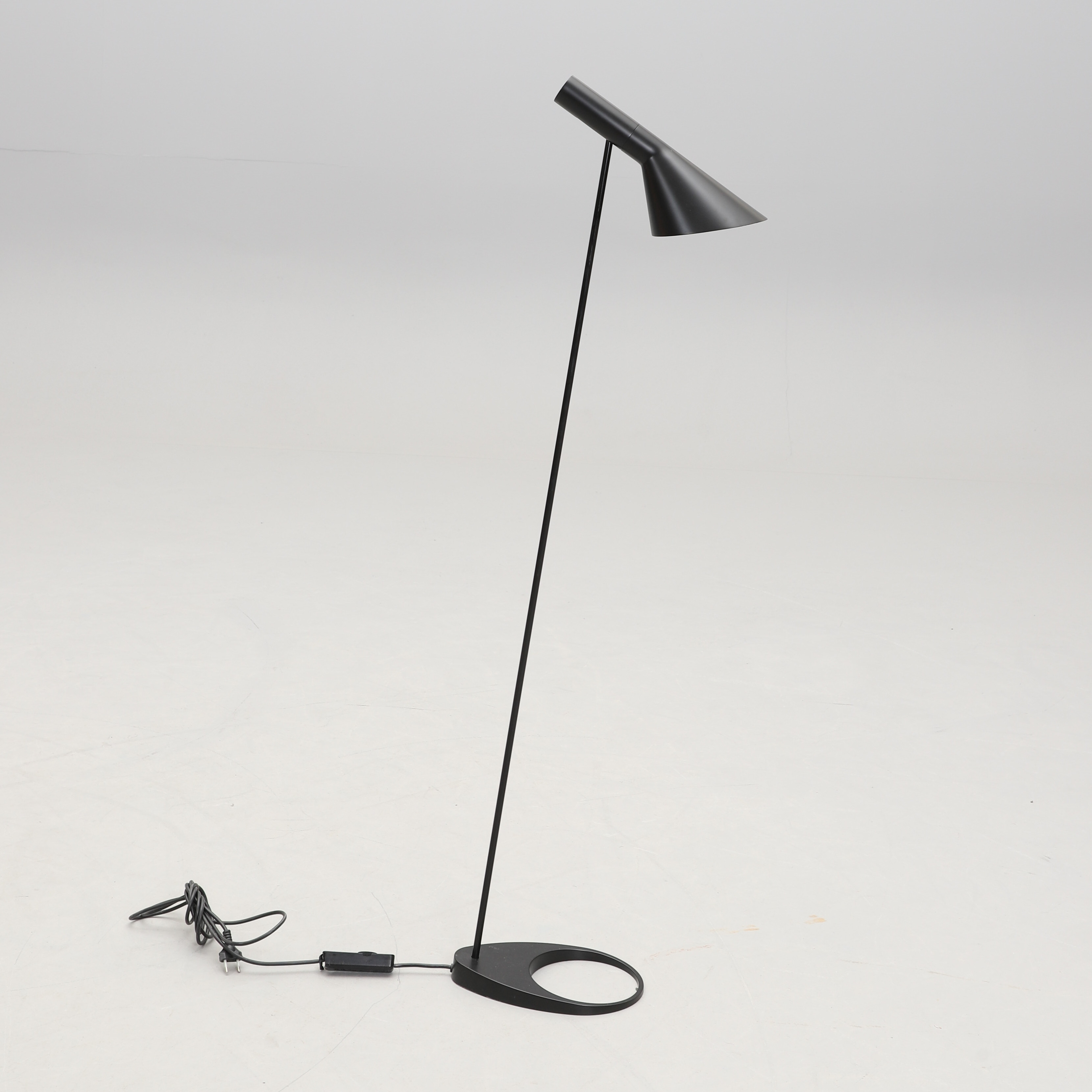 ARNE JACOBSEN. Golvlampa, "AJ", Louis Poulsen.