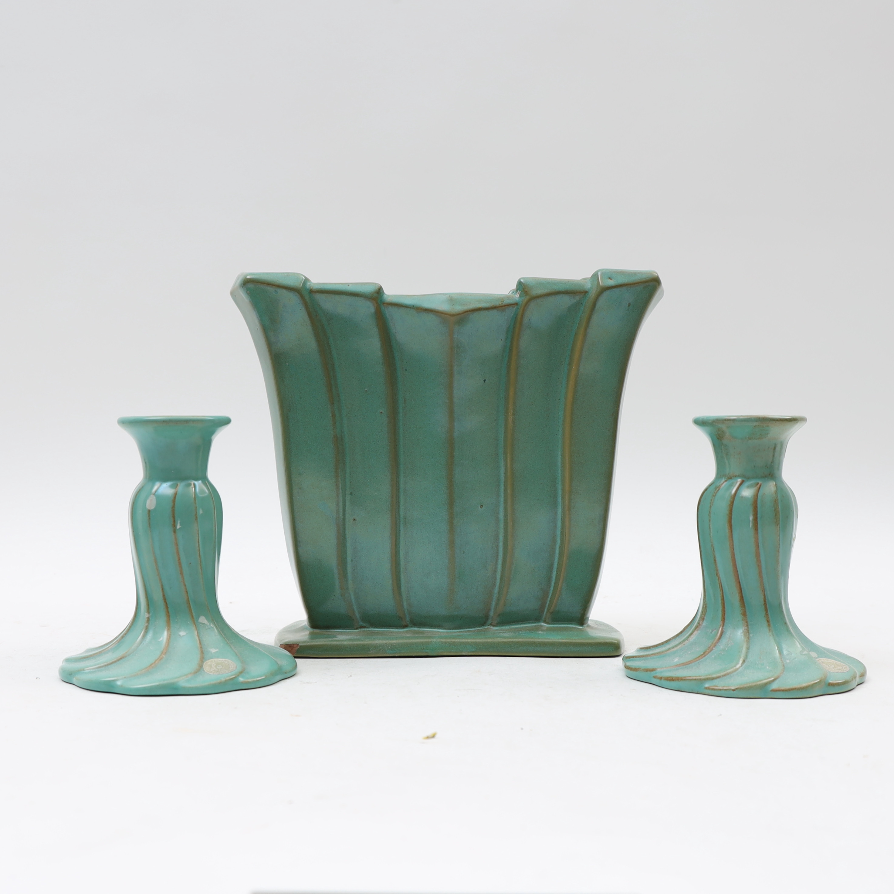 EWALD DAHLSKOG. Keramik 3 delar, ljusstakar ett par samt vas.