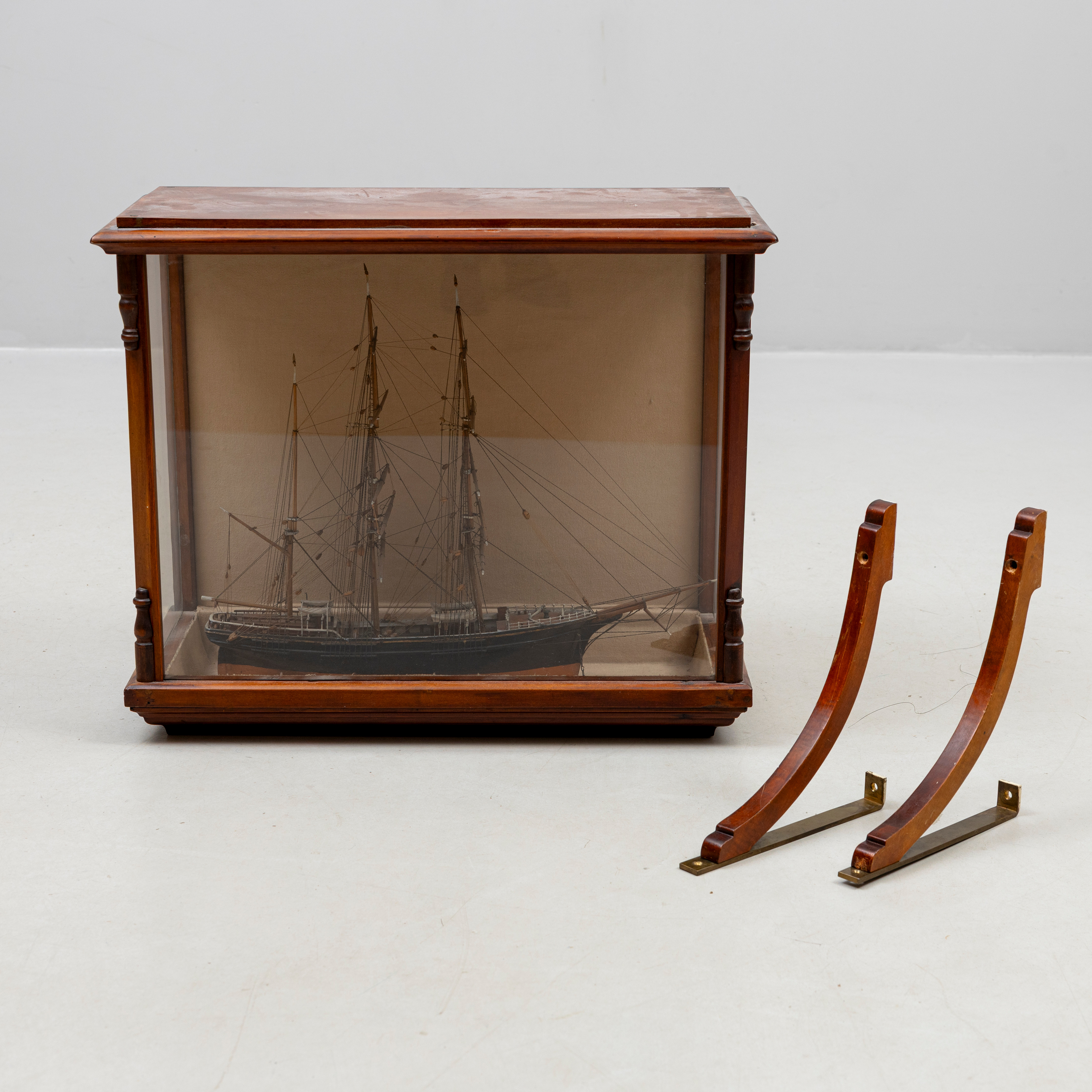 FARTYGSMODELL, trä, Bark, monterad i glasmonter, sekelskiftet 1900.