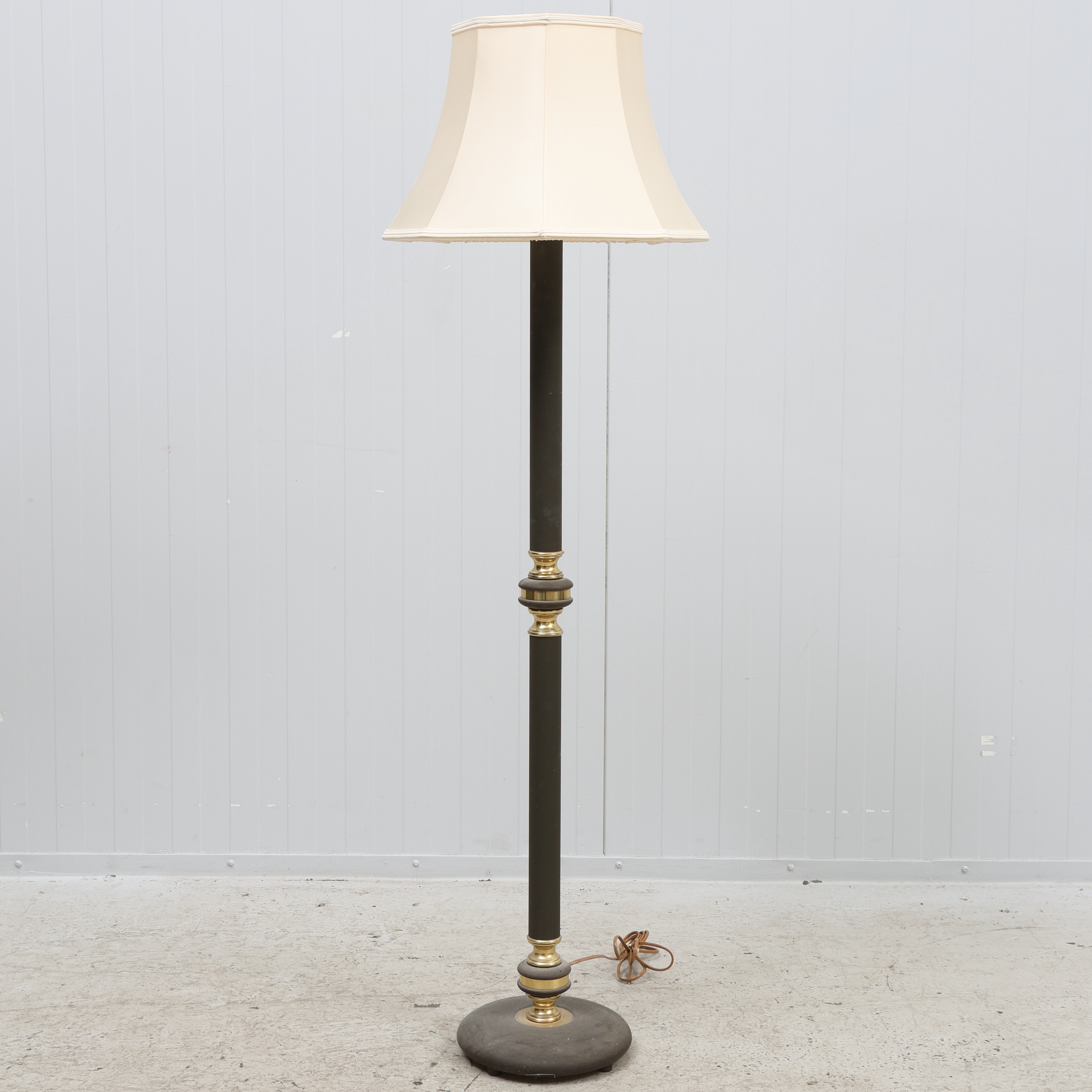 GOLVLAMPA, gulmetall & metall, MAE, 1900-talets senare hälft.