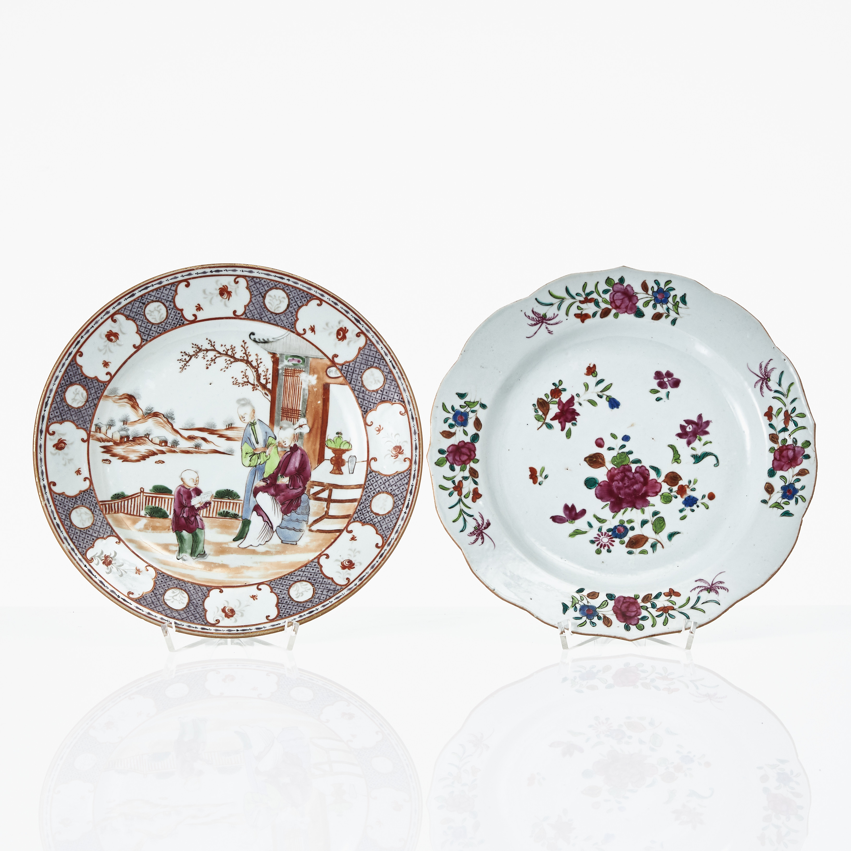 TALLRIKAR, 2 st., porslin, Kina, Qianlong (1736-1795), famille rose, dekor av figurscen resp. blommor i emaljfärger, järnoxid samt sepia.