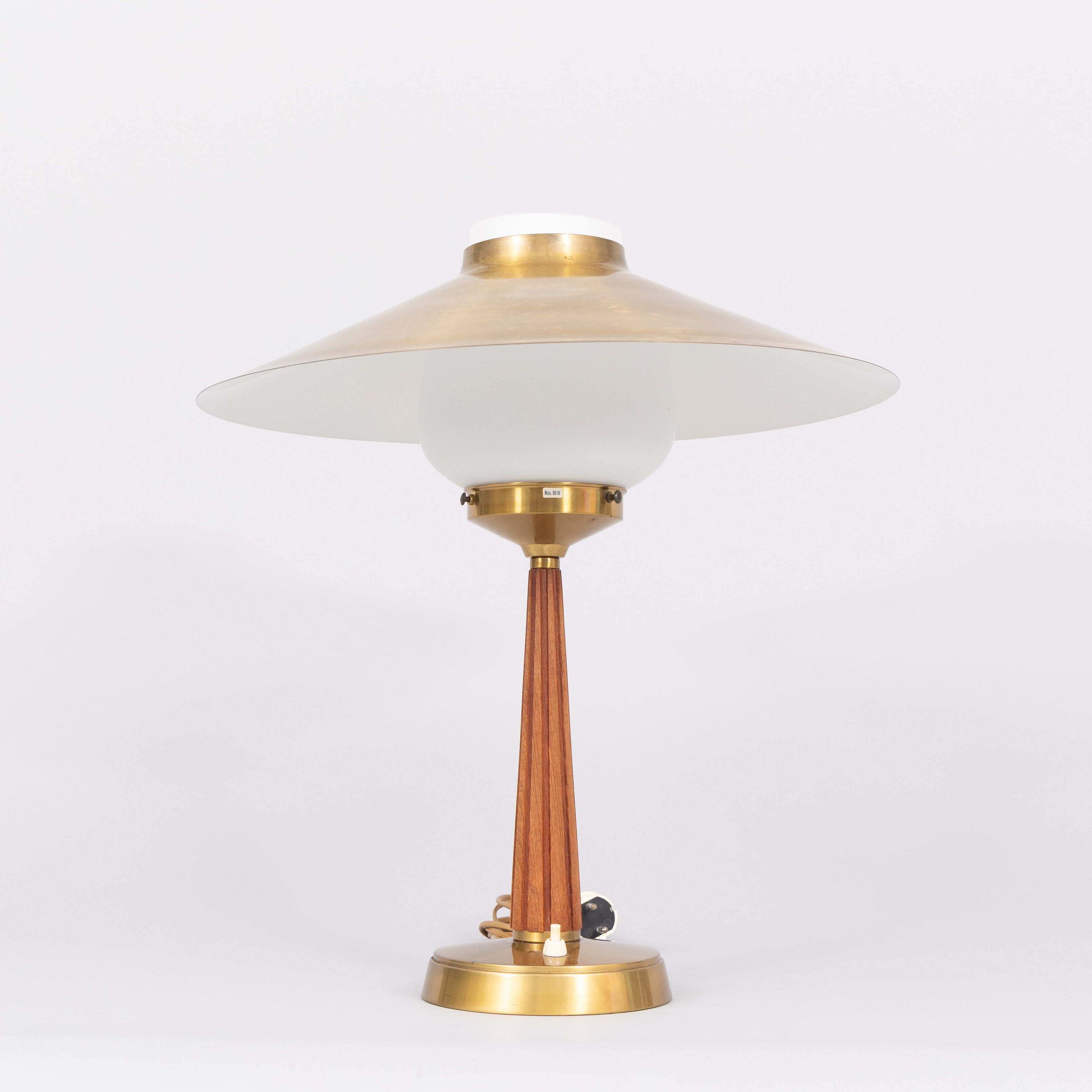 HANS BERGSTRÖM (1910-1996). Bordslampa, modell A 4460, Asea, trä/mässing/glas, 1940-tal.