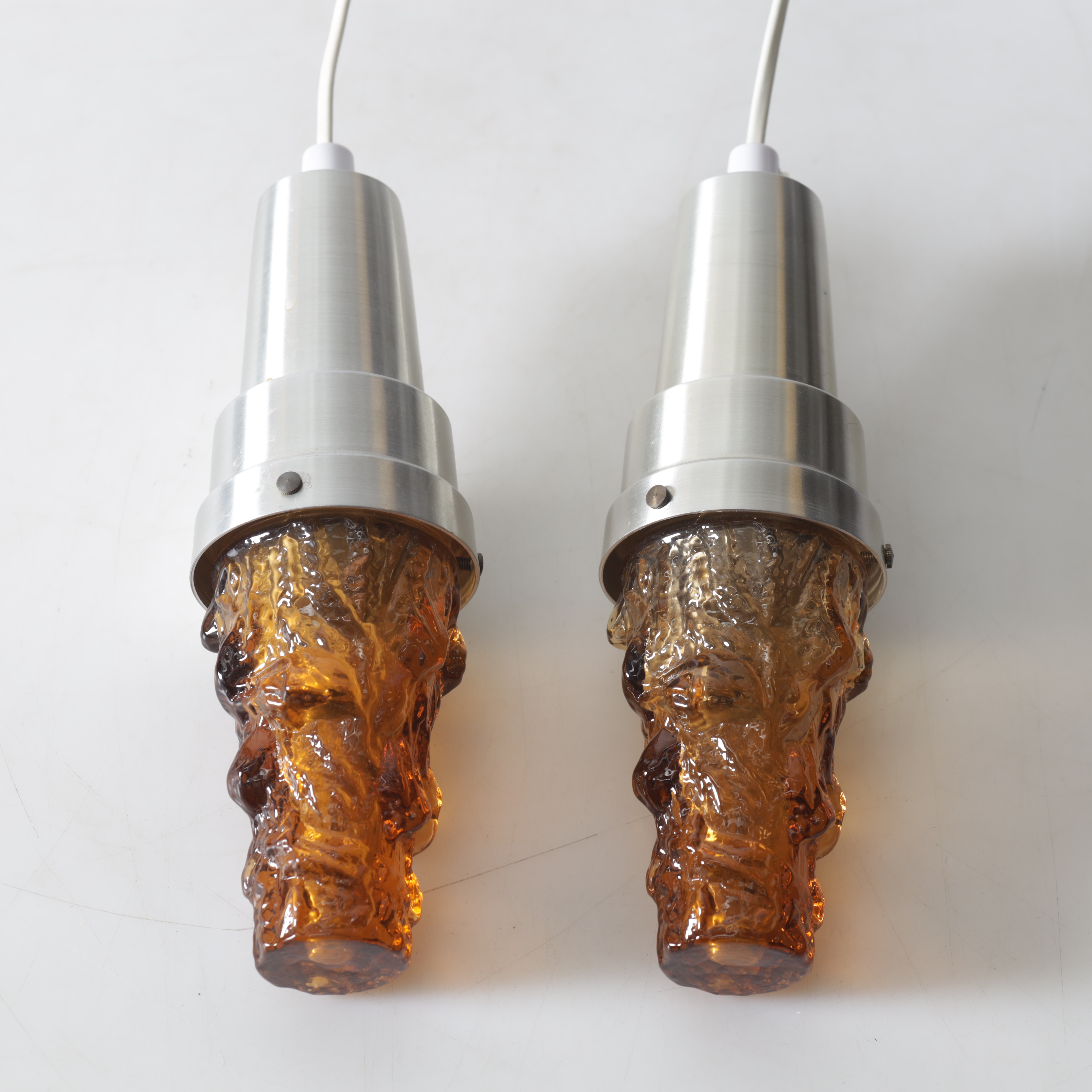 FÖNSTERLAMPOR, ett par, metall och glas, Ateljé Engberg, 1900-talets mitt.