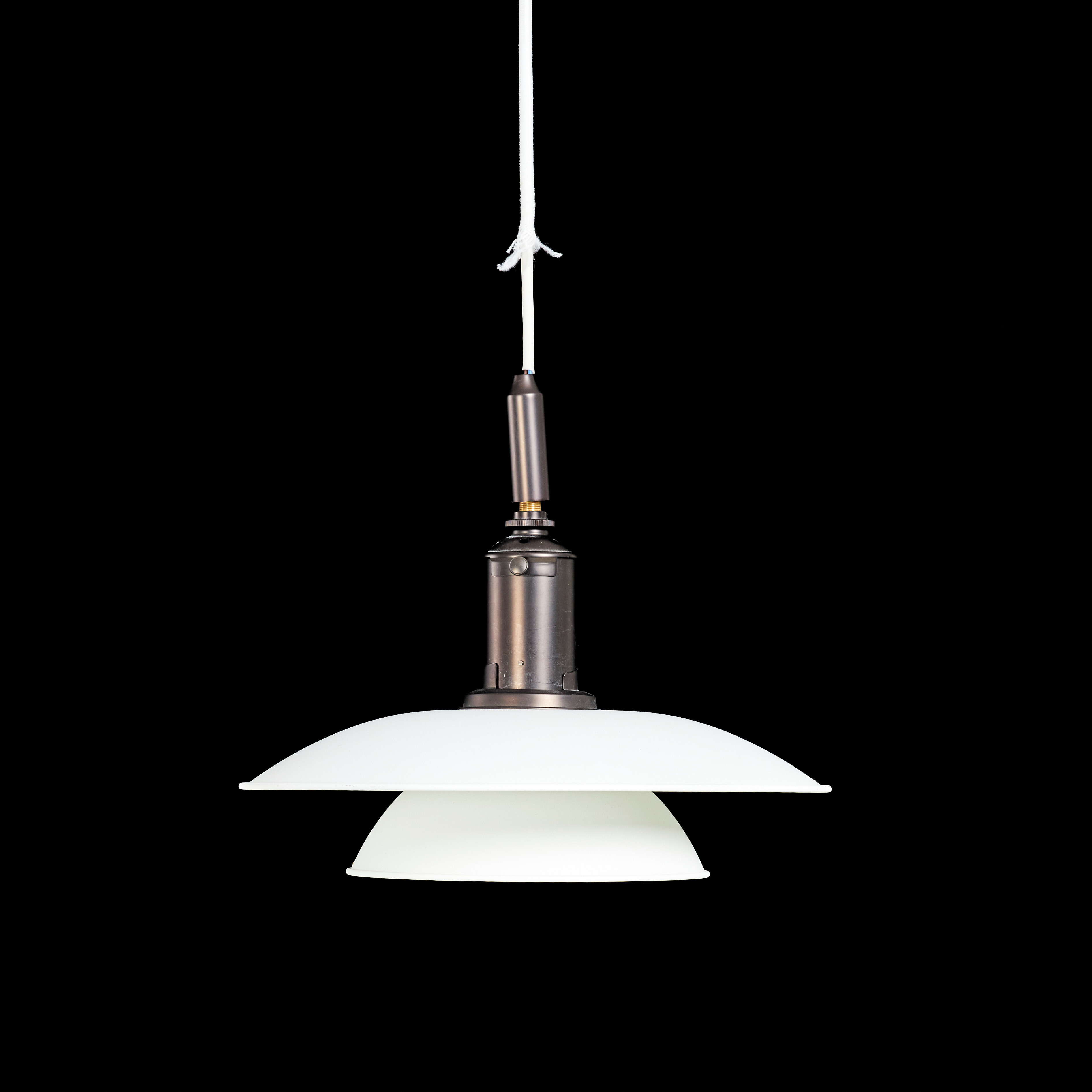 POUL HENNINGSEN. Taklampa, "PH 3 1/2-3", vitlackerad plåt, invändigt Louis Poulsen, 2000-tal.