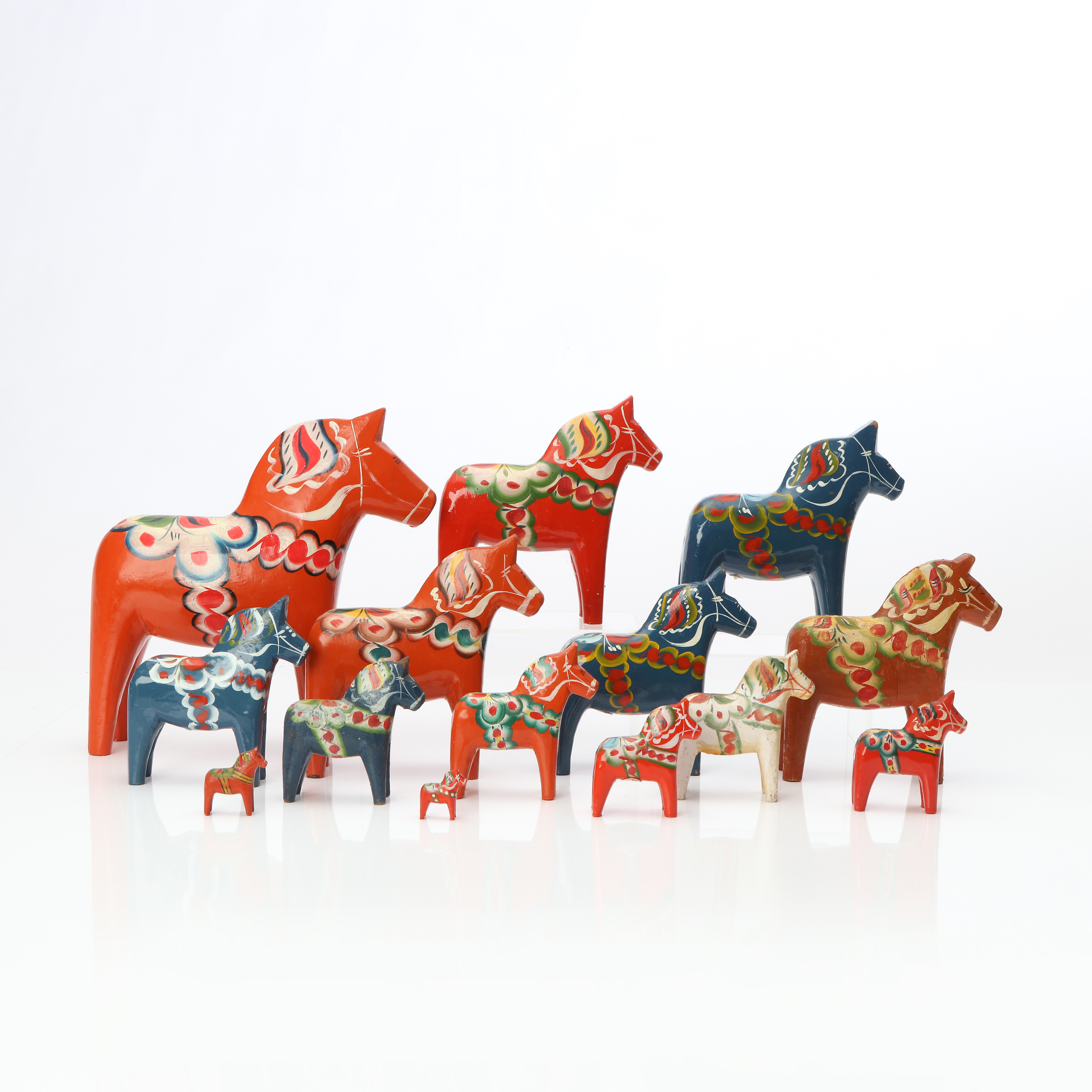 DALAHÄSTAR, 14 ST. Skuret och bemålat trä. 1900-tal.