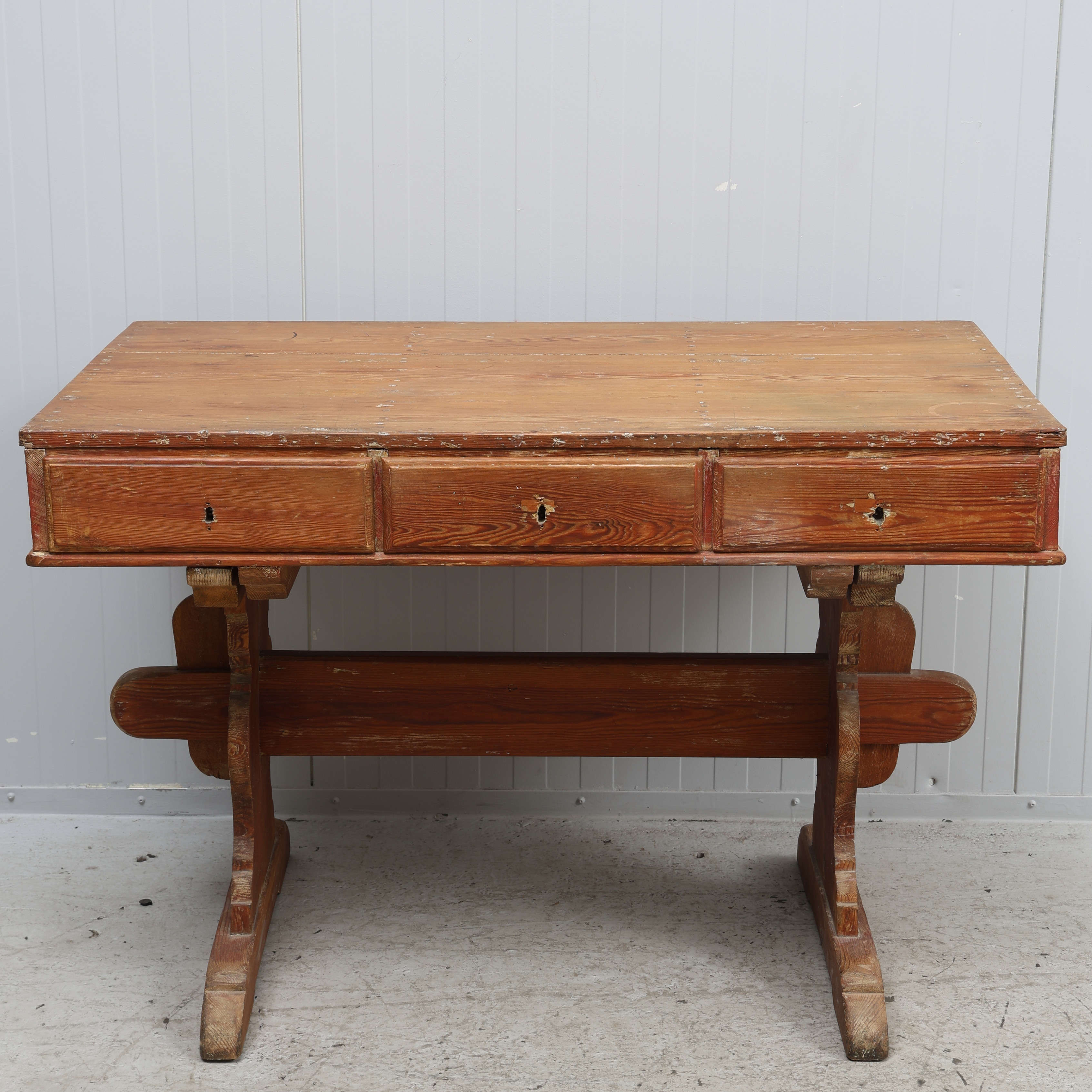 BOCKBORD, enligt uppgift Mönstringsbord från Marinbasen i Karlskrona, kronstämplar, 1700-tal.