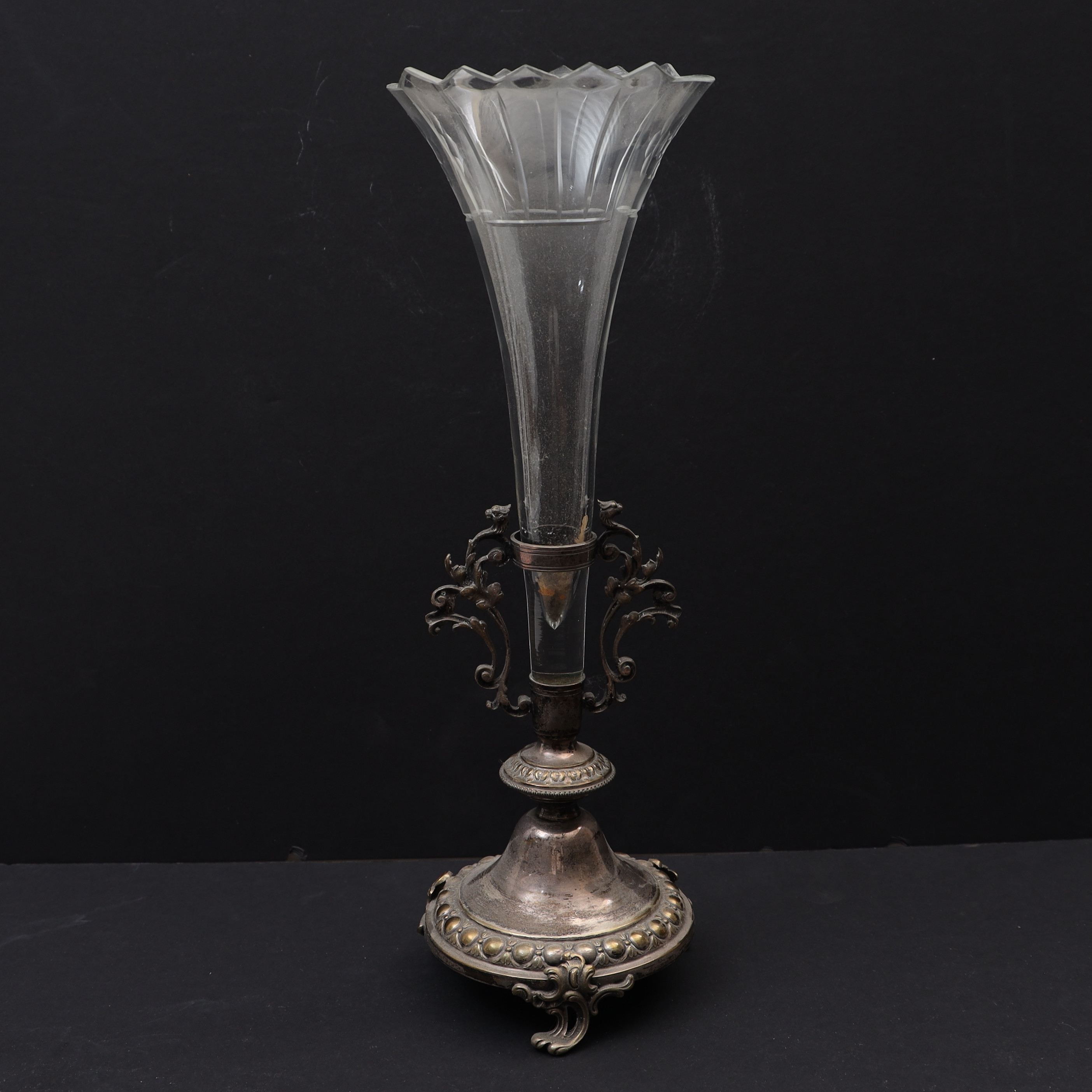 STRUTVAS, tidigt 1900-tal, nysilver och slipat glas.