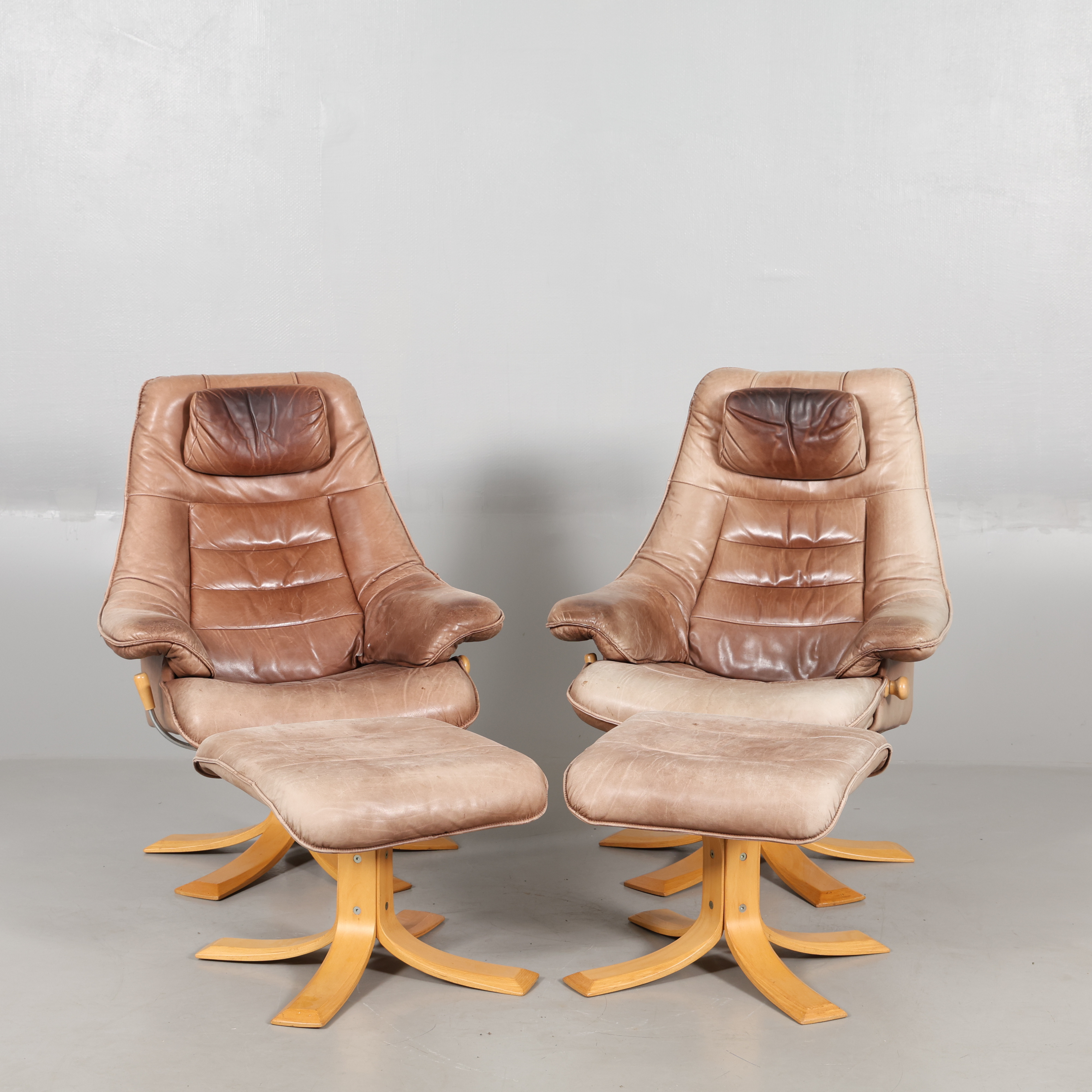 FÅTÖLJER samt FOTPALLAR, 1 par, 1900-talet andra hälft.